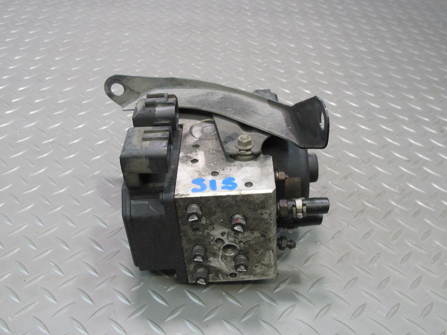 2001 Lexus JCE10L IS300 Anti Lock Brake ABS Pump Module OEM