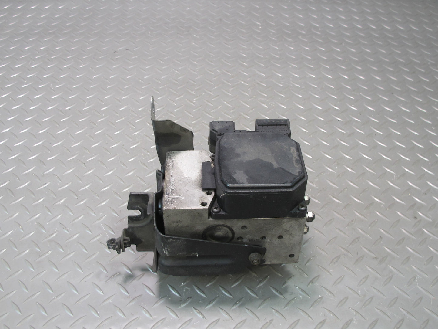 2001 Lexus JCE10L IS300 Anti Lock Brake ABS Pump Module OEM
