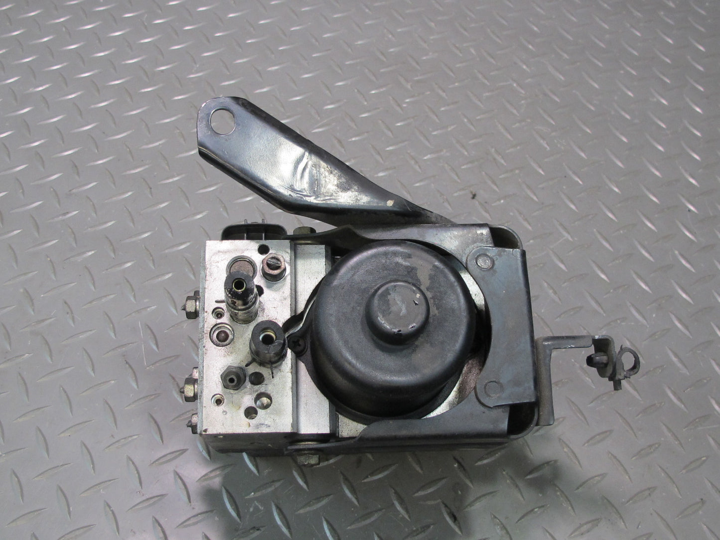 2001 Lexus JCE10L IS300 Anti Lock Brake ABS Pump Module OEM