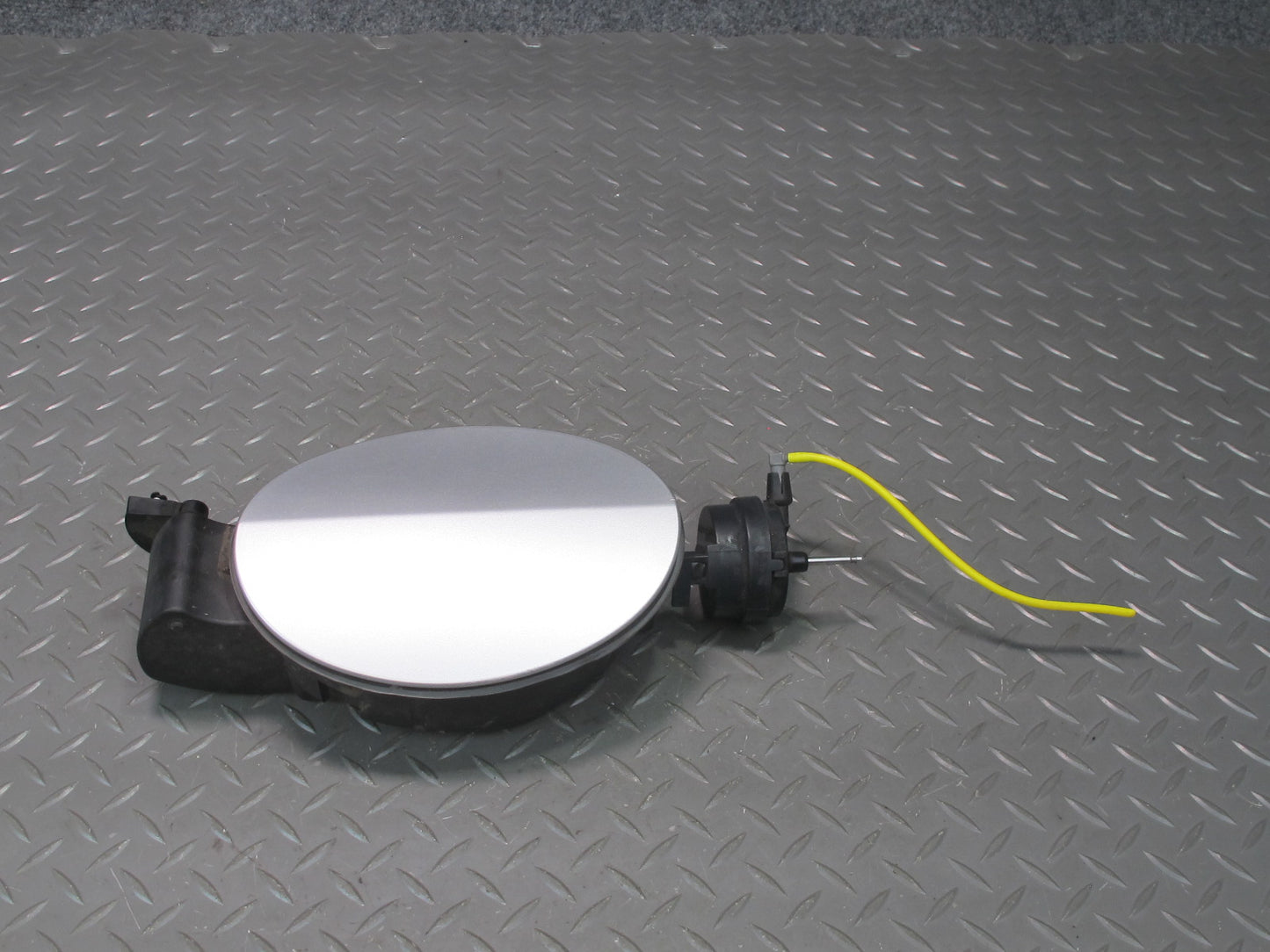 03-06 Mercedes R230 Fuel Tank Filler Door Lid Cover Actuator Housing Set OEM