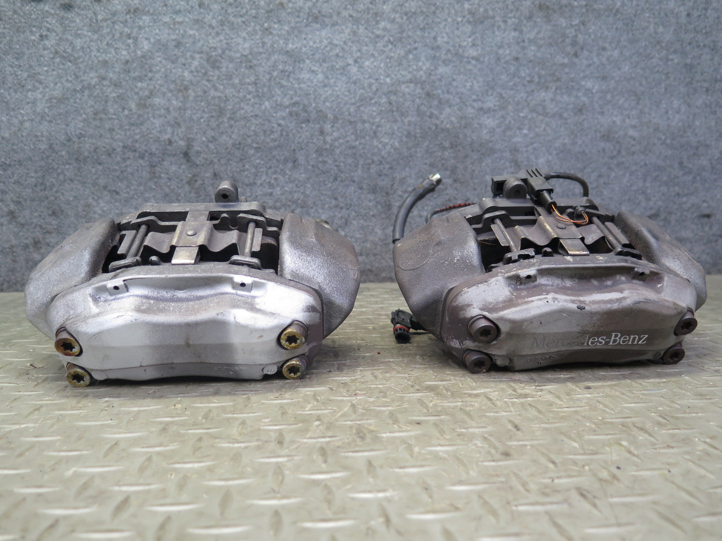 03-06 Mercedes R230 SL500 Set of 2 Front Left & Right Brembo Brake Caliper OEM