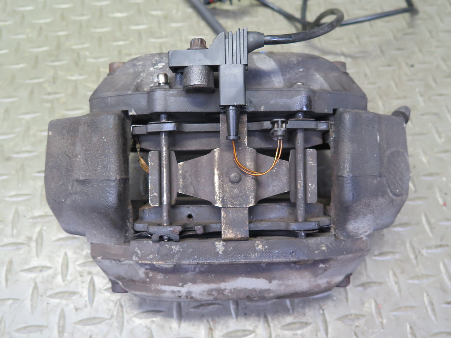 03-06 Mercedes R230 SL500 Set of 2 Front Left & Right Brembo Brake Caliper OEM