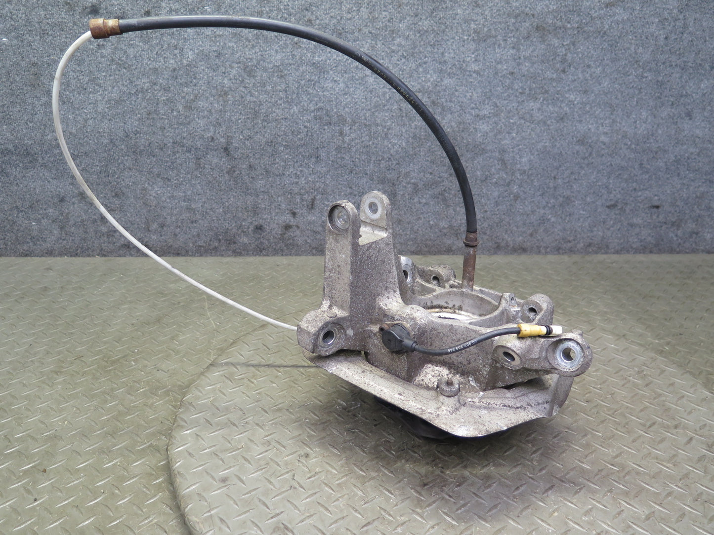 1999-2004 Porsche 911 996 RWD Rear Right Spindle Knuckle Wheel Hub