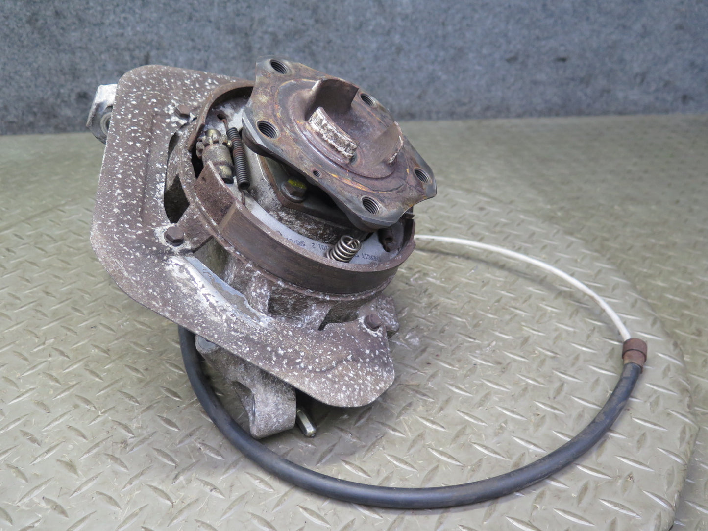 1999-2004 Porsche 911 996 RWD Rear Left Spindle Knuckle Wheel Hub