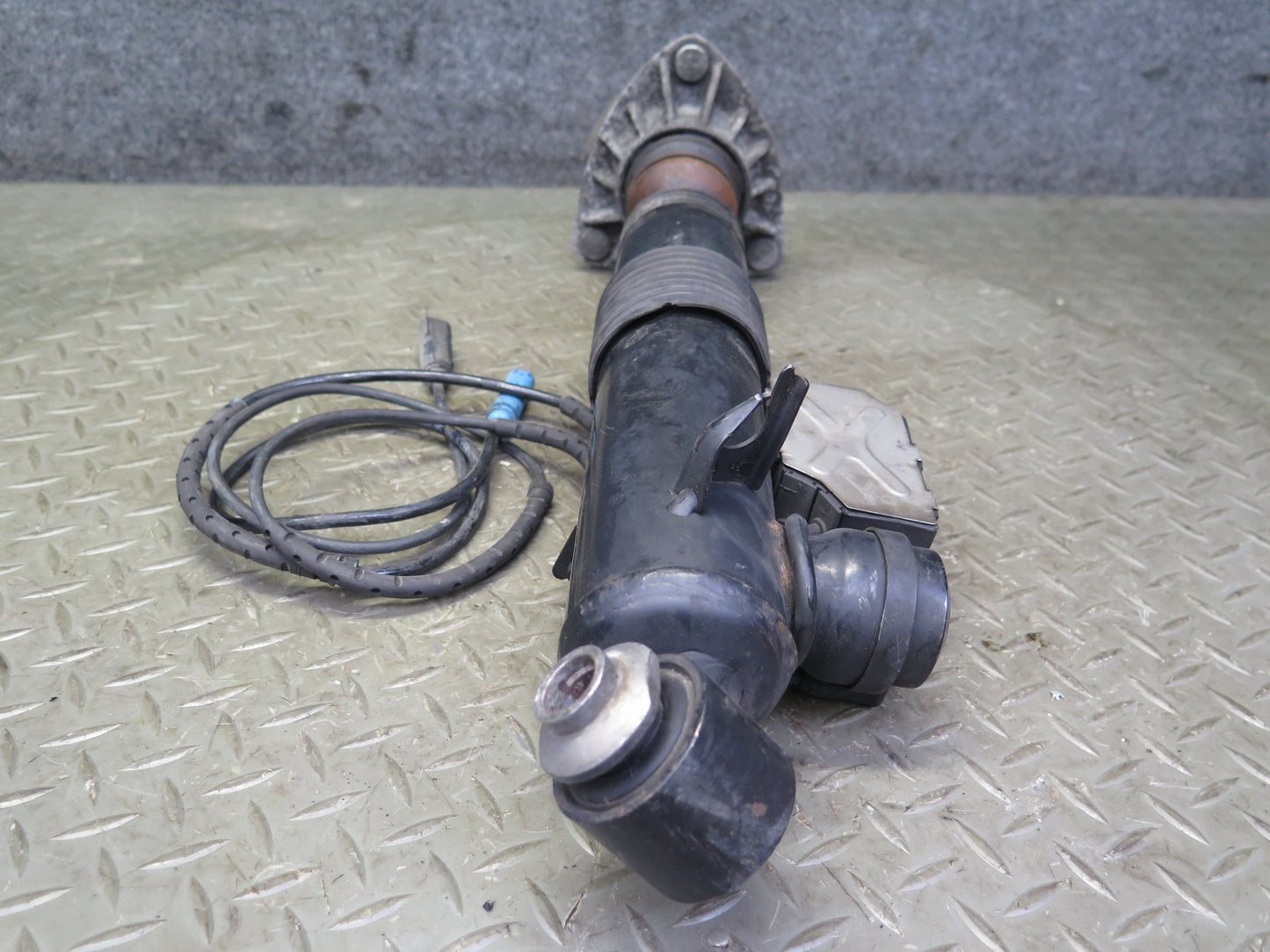 2010-2014 BMW E70 E71 X5M X6M Rear Left & Right VDC Strut Shock Absorber Set