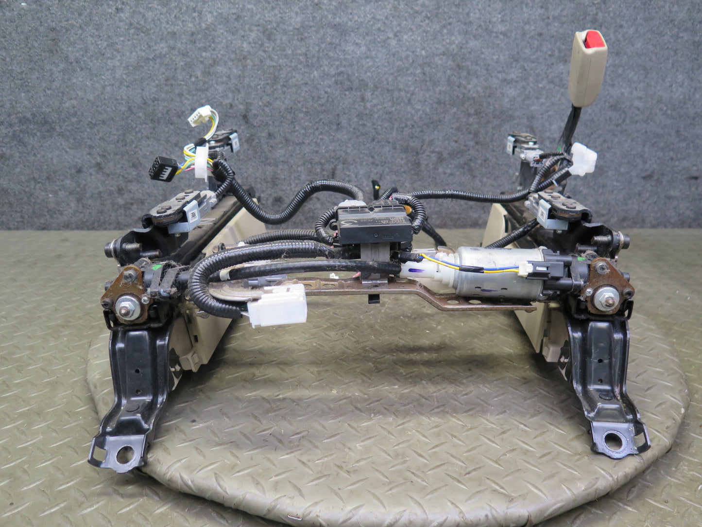 04-09 Lexus UZJ120L GX470 Front Right Passenger Side Seat Track Frame W/ Motor
