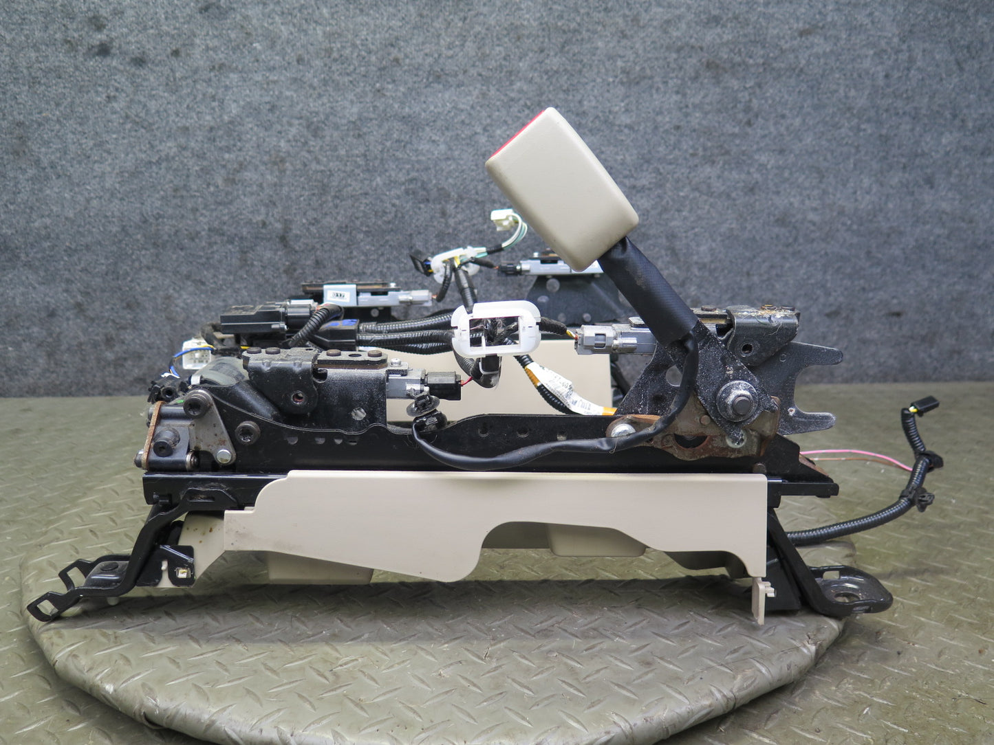 04-09 Lexus UZJ120L GX470 Front Right Passenger Side Seat Track Frame W/ Motor