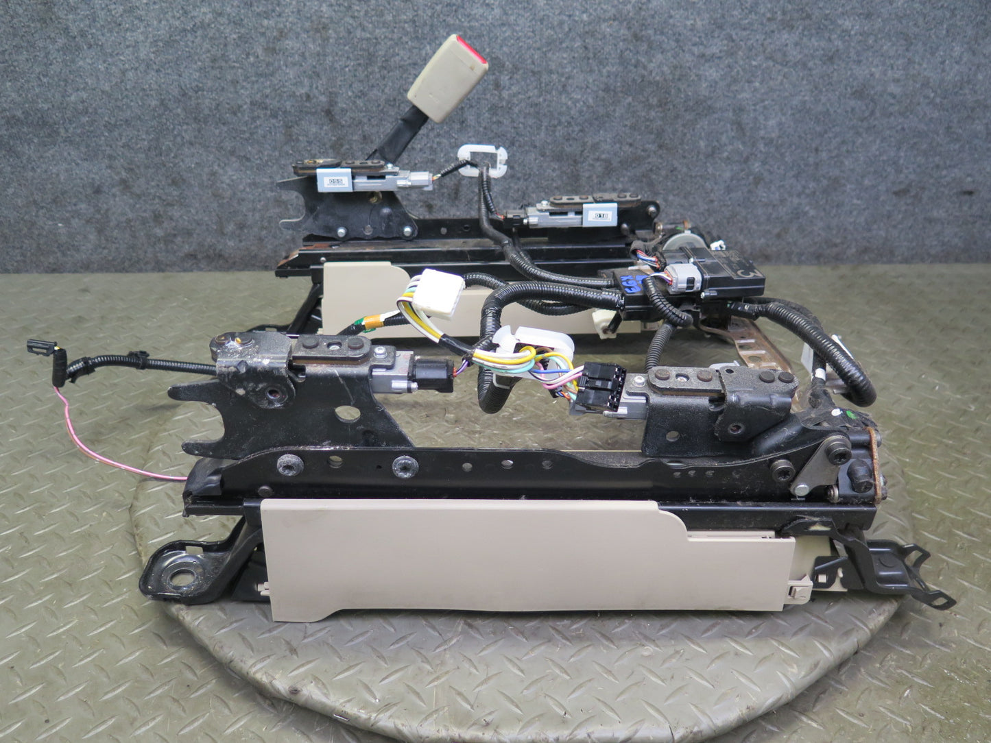 04-09 Lexus UZJ120L GX470 Front Right Passenger Side Seat Track Frame W/ Motor