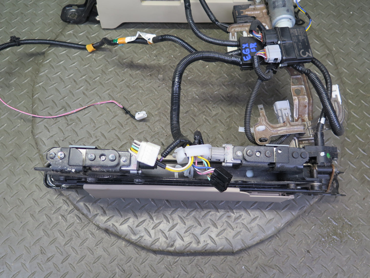 04-09 Lexus UZJ120L GX470 Front Right Passenger Side Seat Track Frame W/ Motor