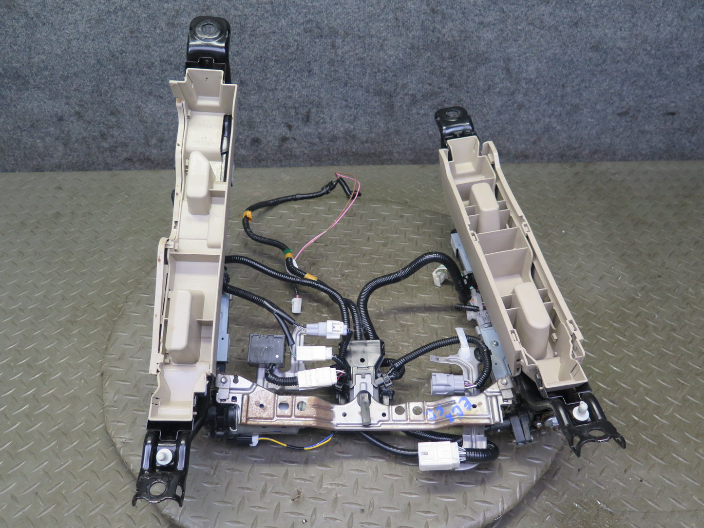 04-09 Lexus UZJ120L GX470 Front Right Passenger Side Seat Track Frame W/ Motor