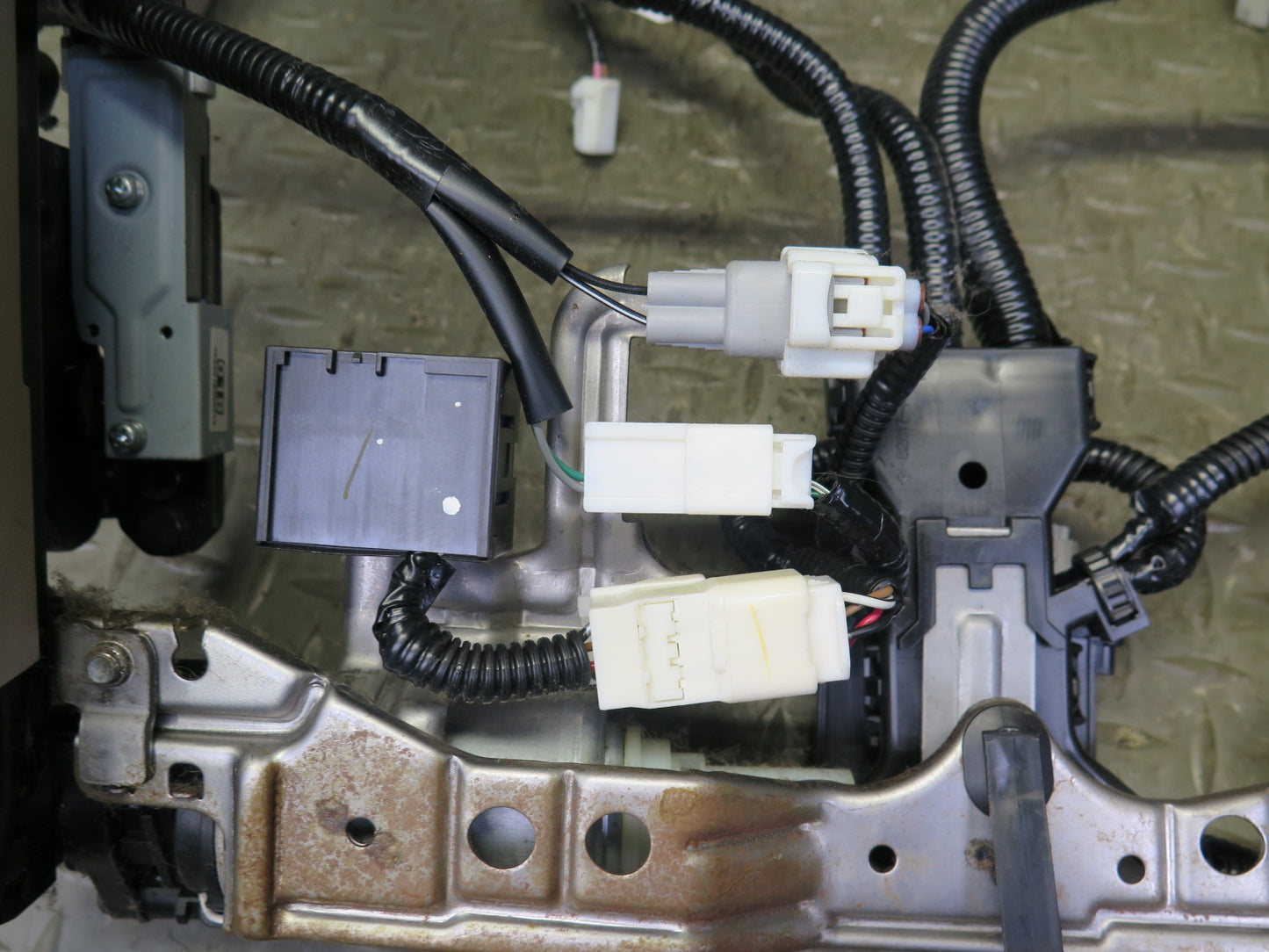 04-09 Lexus UZJ120L GX470 Front Right Passenger Side Seat Track Frame W/ Motor