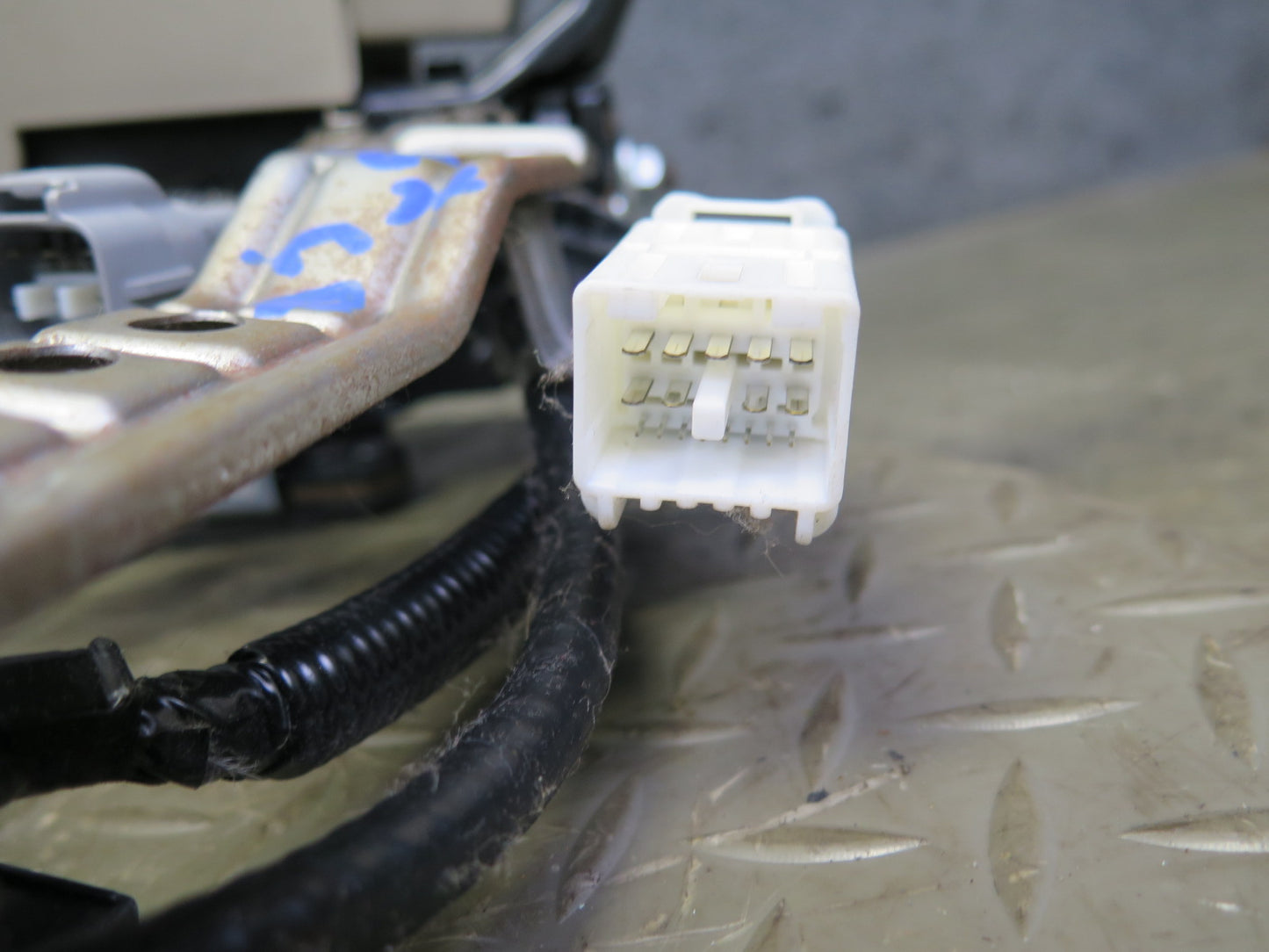 04-09 Lexus UZJ120L GX470 Front Right Passenger Side Seat Track Frame W/ Motor