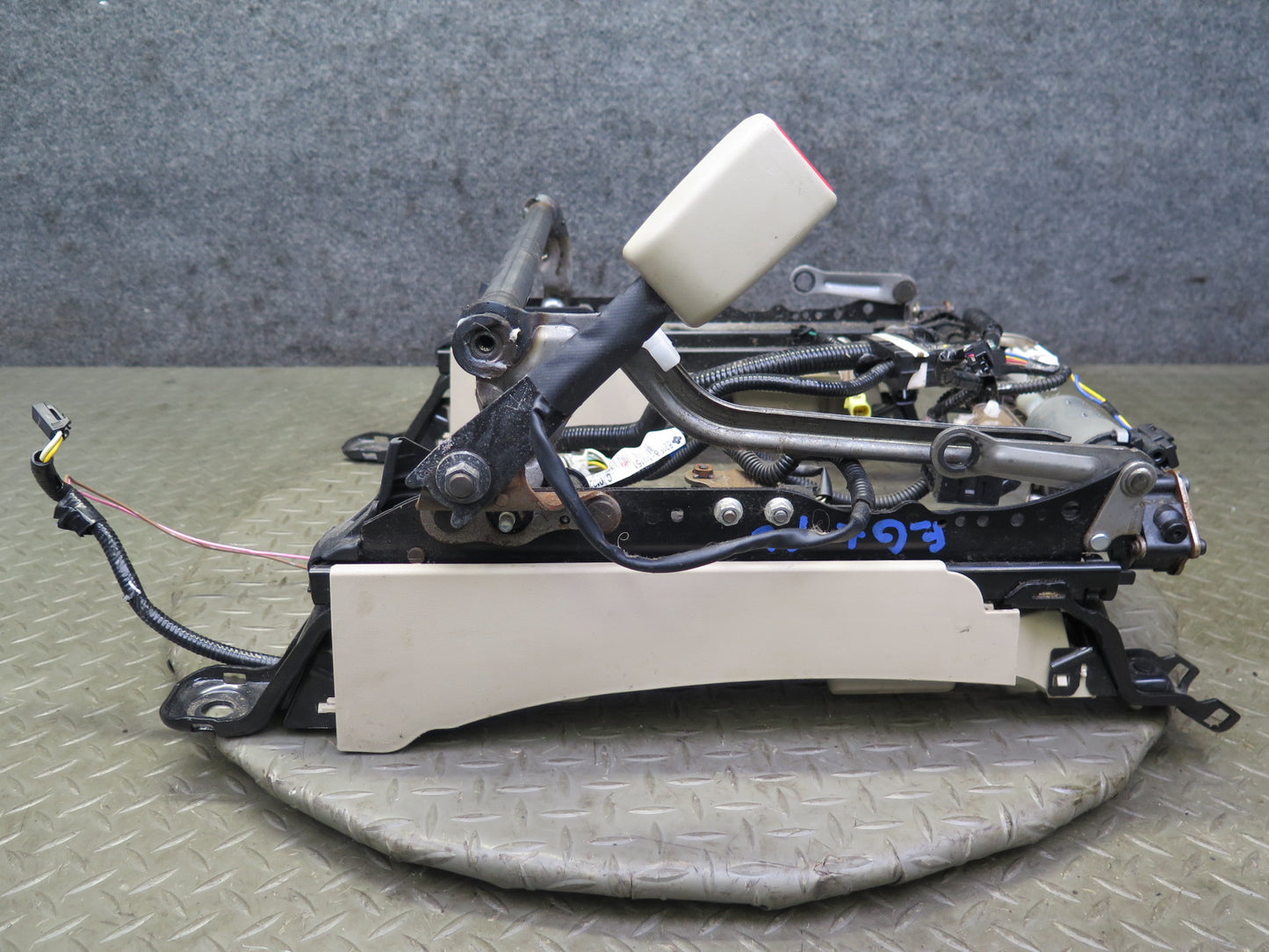 04-09 Lexus UZJ120L GX470 Front Left Driver Side Seat Track Frame W/ Motor