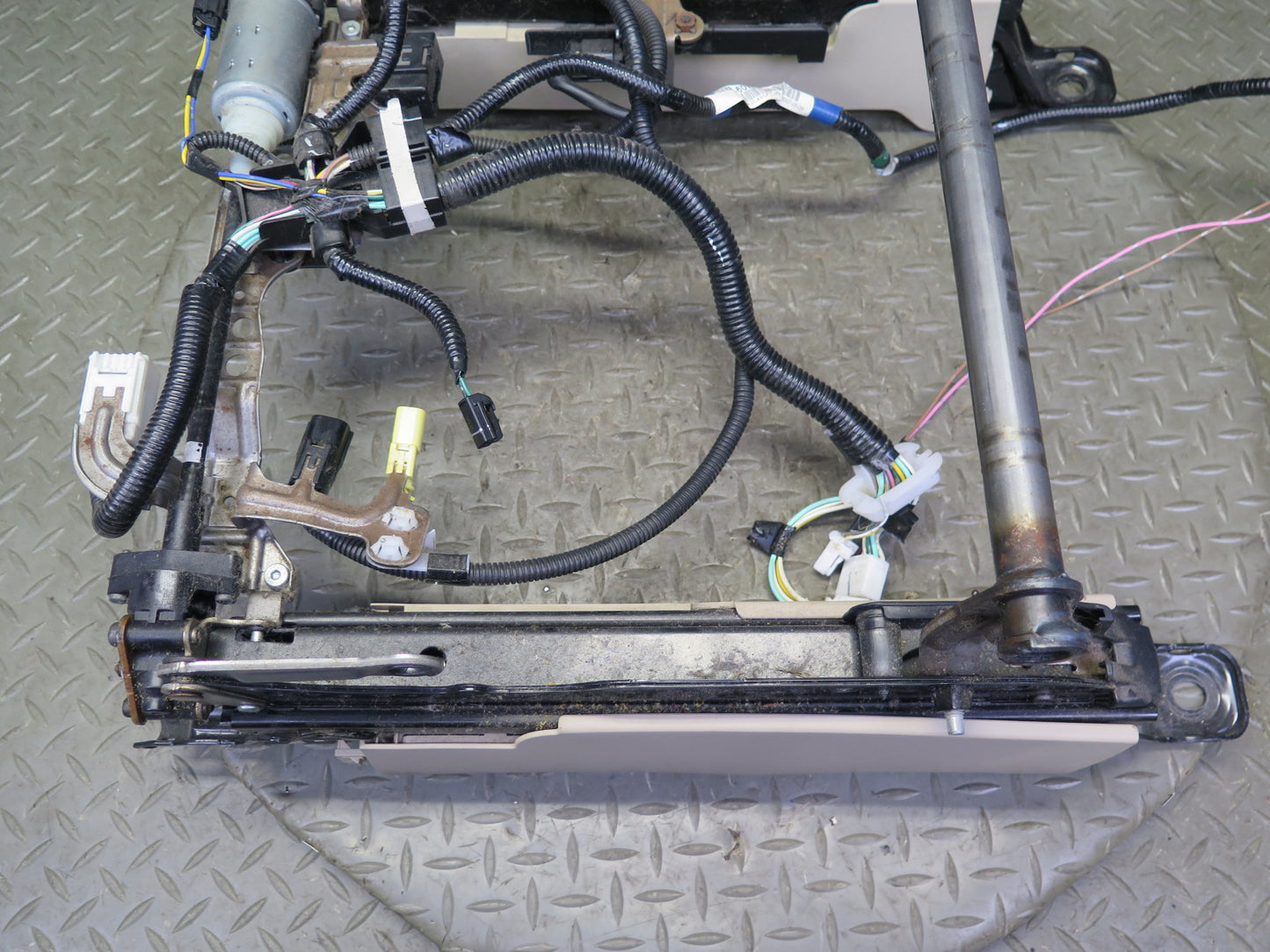 04-09 Lexus UZJ120L GX470 Front Left Driver Side Seat Track Frame W/ Motor