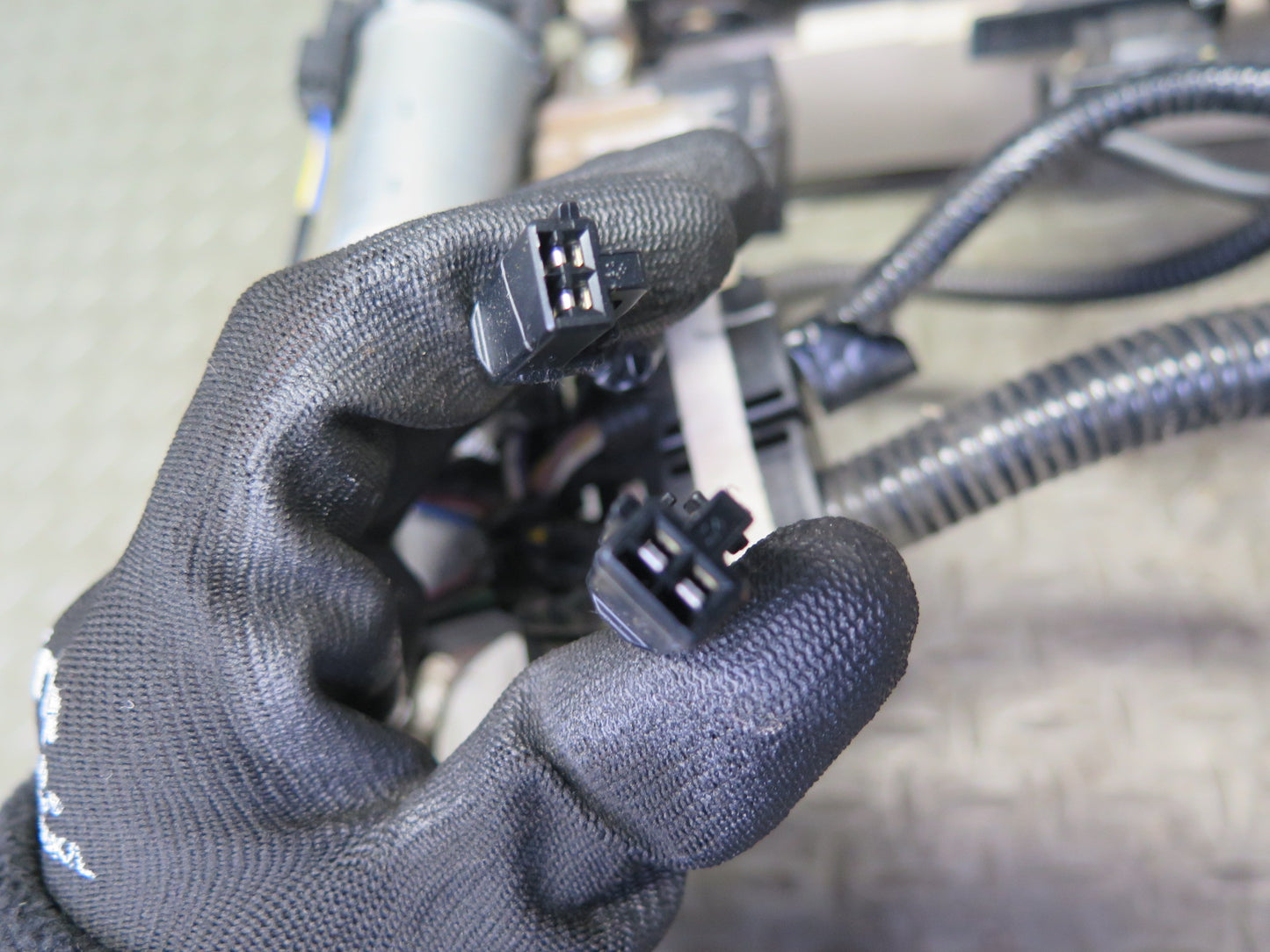 04-09 Lexus UZJ120L GX470 Front Left Driver Side Seat Track Frame W/ Motor