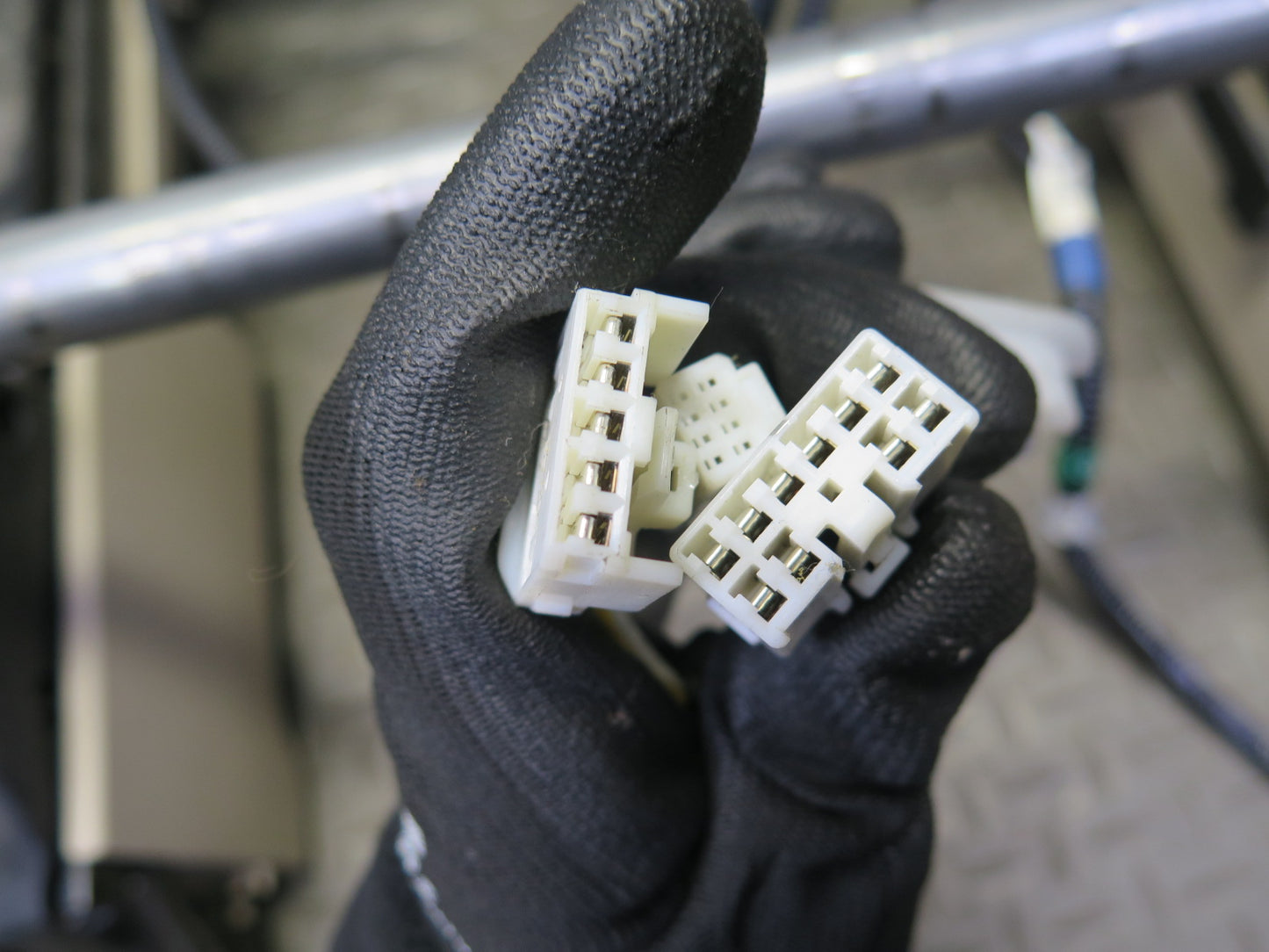 04-09 Lexus UZJ120L GX470 Front Left Driver Side Seat Track Frame W/ Motor