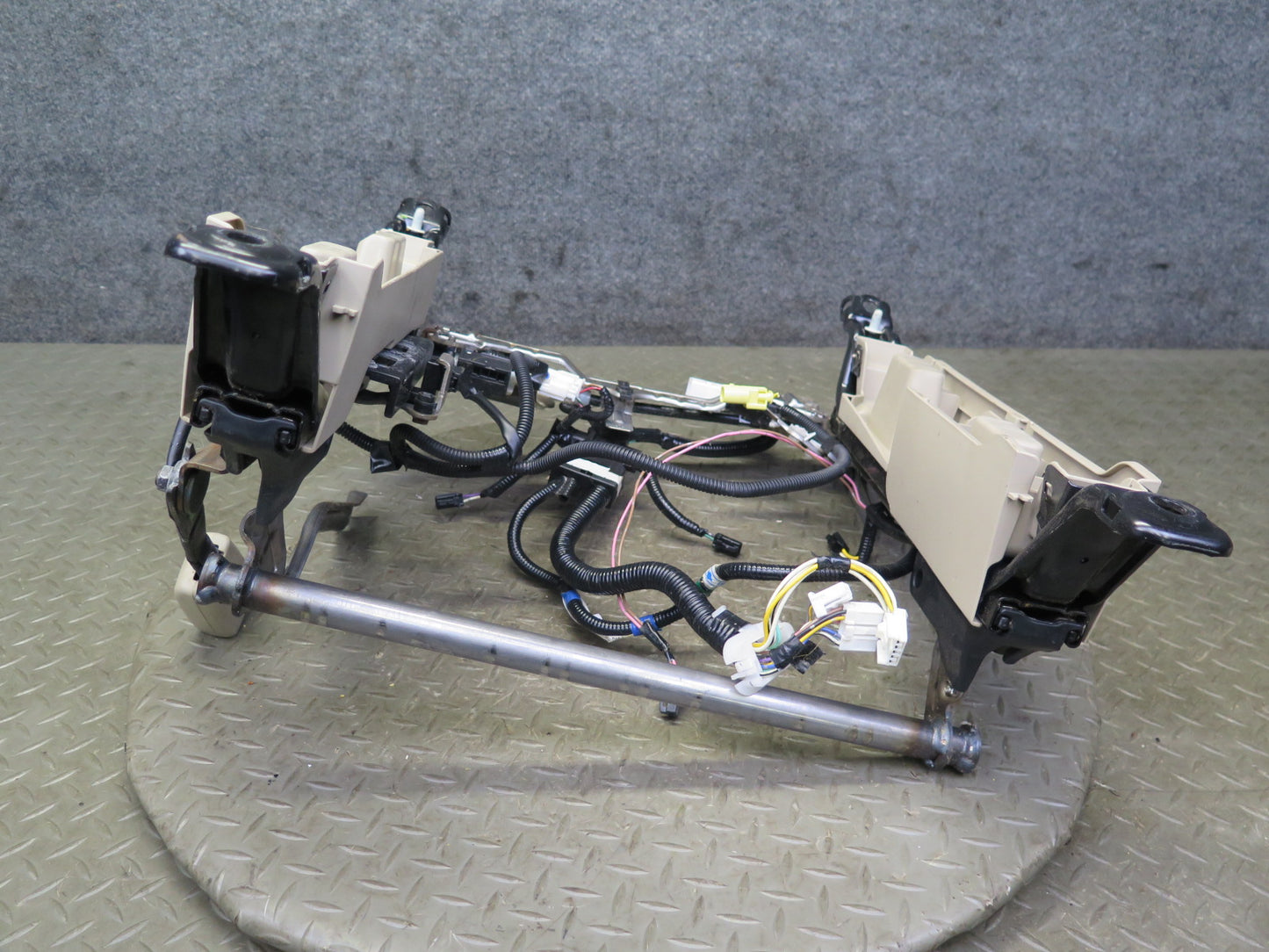 04-09 Lexus UZJ120L GX470 Front Left Driver Side Seat Track Frame W/ Motor