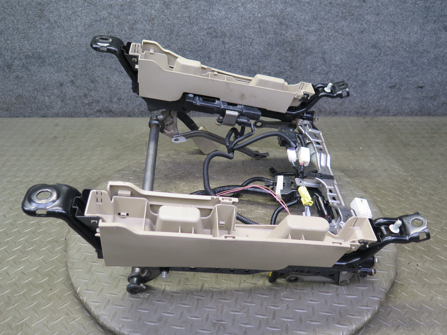 04-09 Lexus UZJ120L GX470 Front Left Driver Side Seat Track Frame W/ Motor