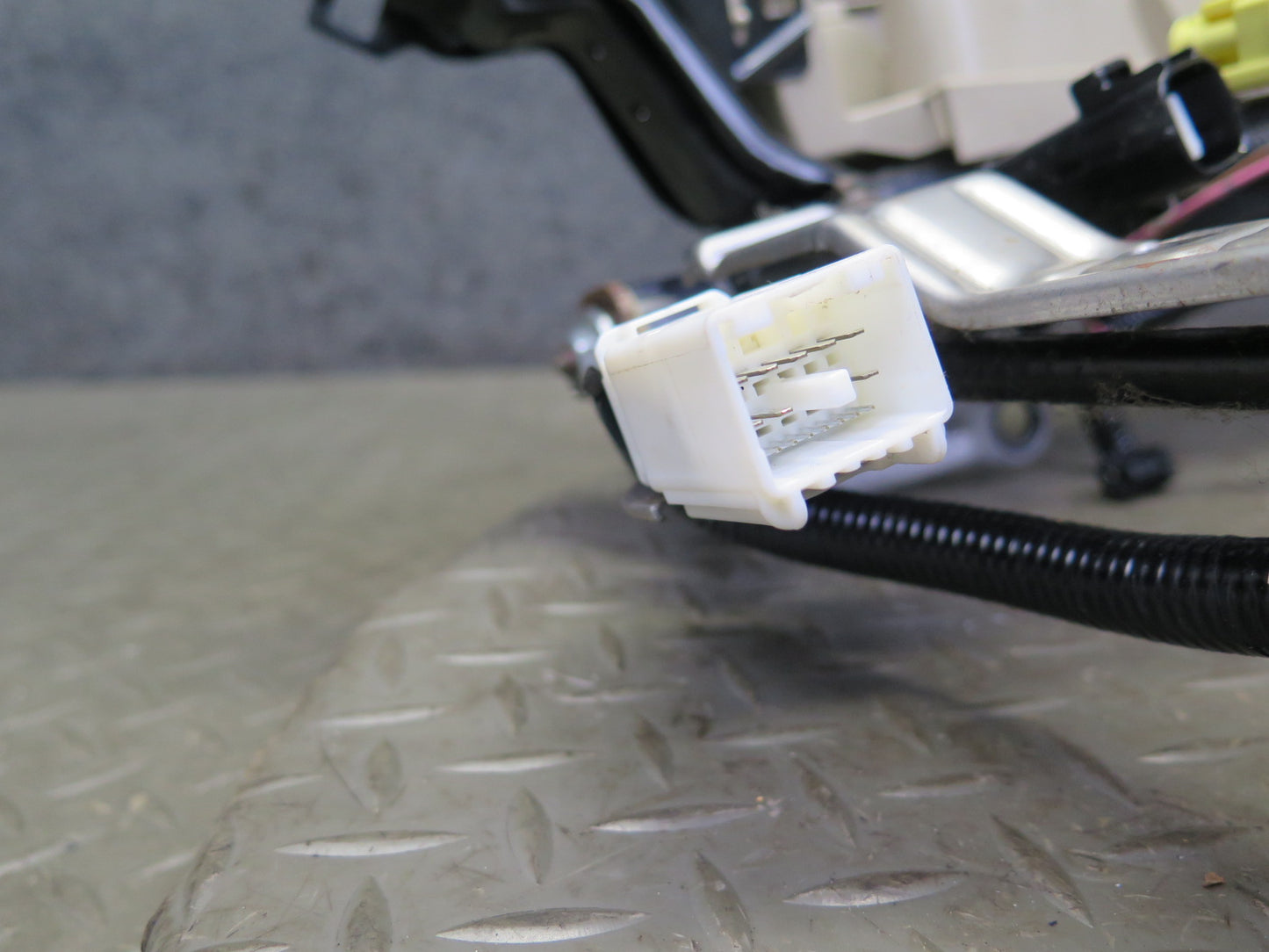 04-09 Lexus UZJ120L GX470 Front Left Driver Side Seat Track Frame W/ Motor