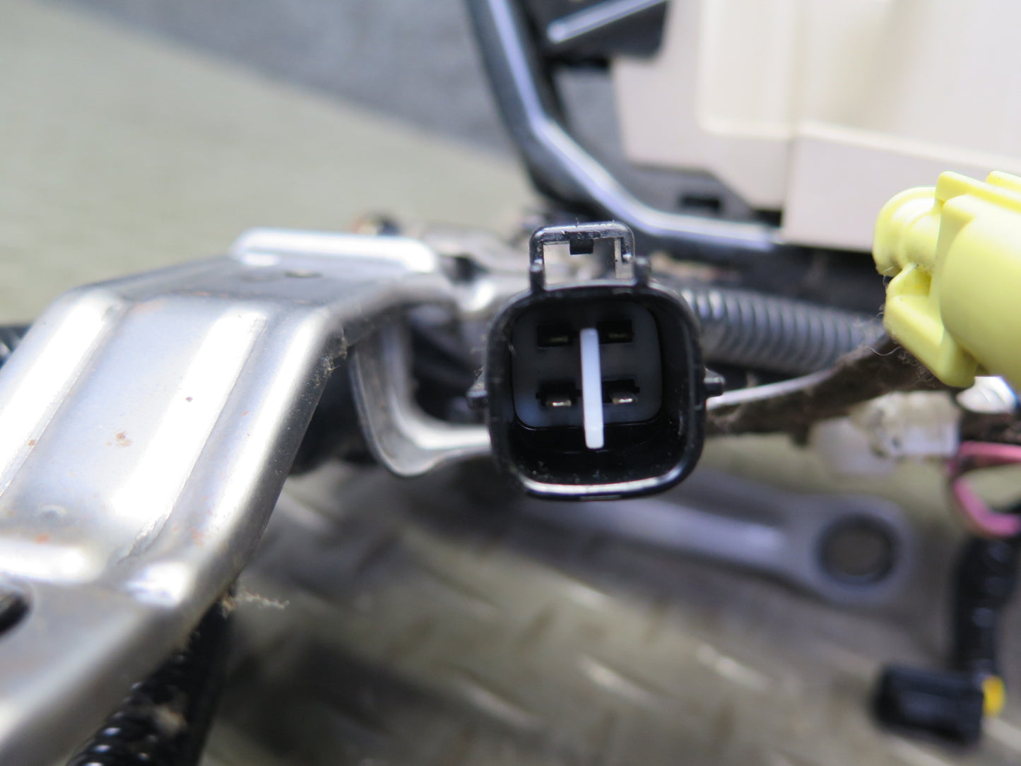 04-09 Lexus UZJ120L GX470 Front Left Driver Side Seat Track Frame W/ Motor