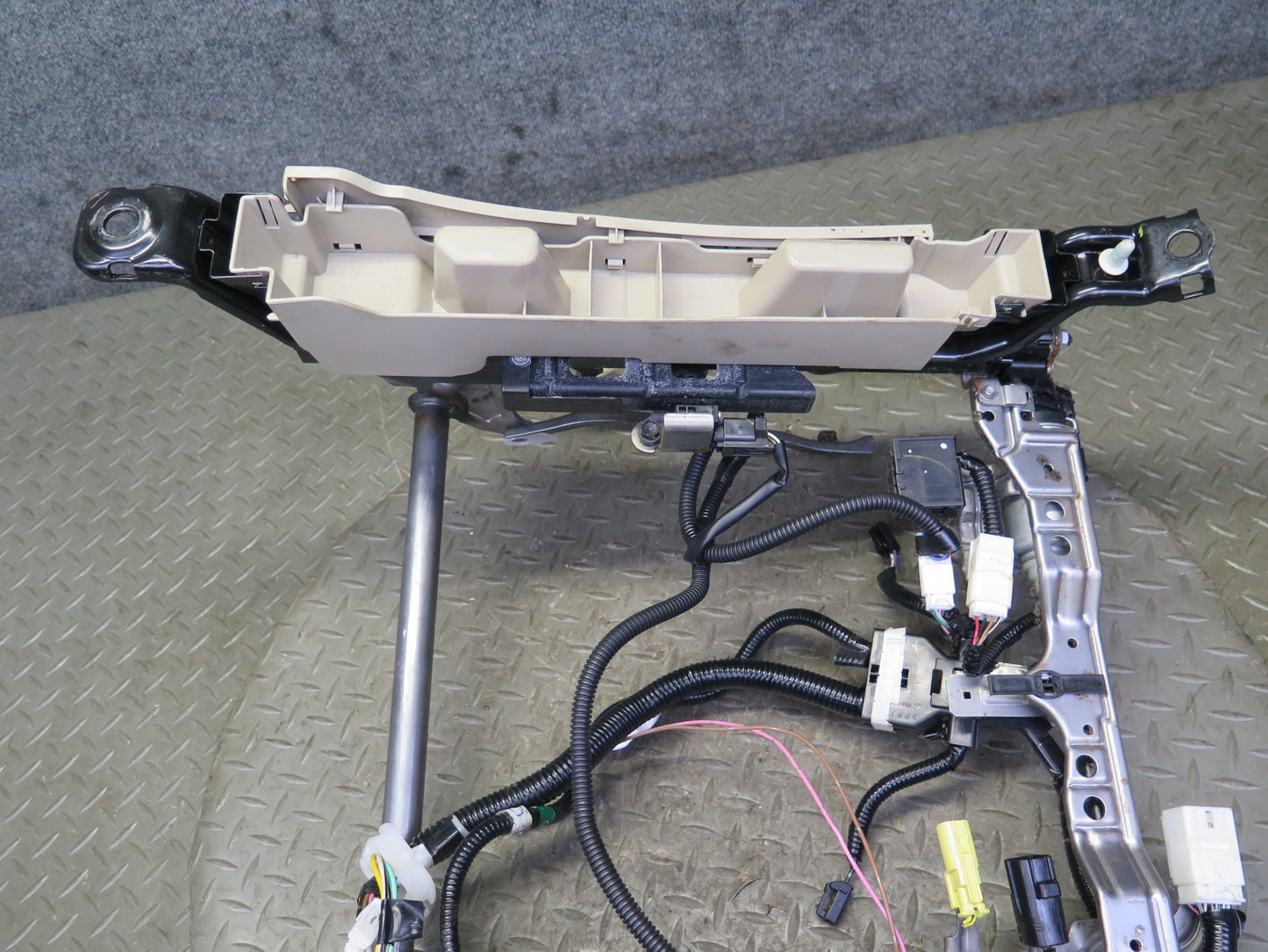 04-09 Lexus UZJ120L GX470 Front Left Driver Side Seat Track Frame W/ Motor