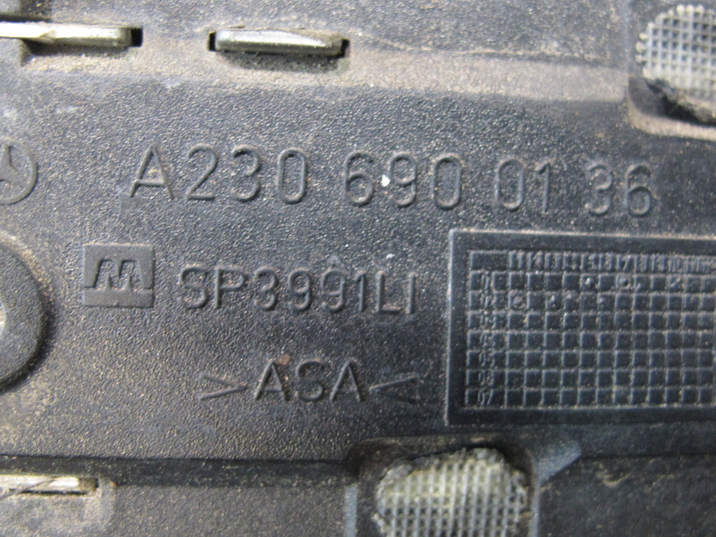 03-08 Mercedes R230 SL500 Set of 2 Front Fender Grille Vent Trim Molding OEM