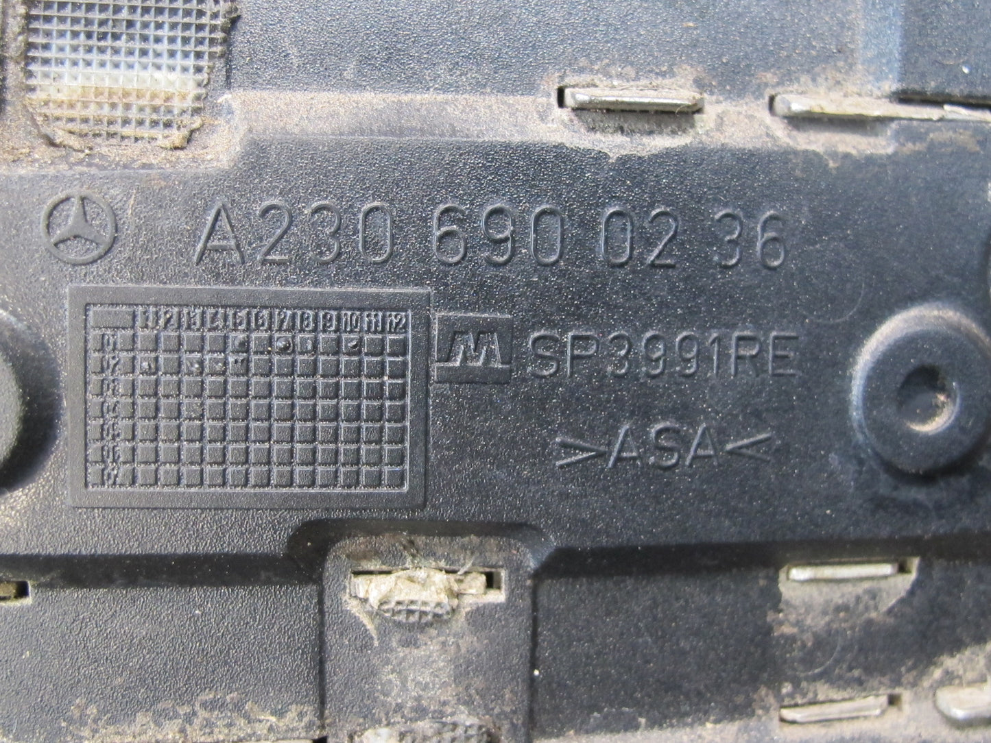 03-08 Mercedes R230 SL500 Set of 2 Front Fender Grille Vent Trim Molding OEM