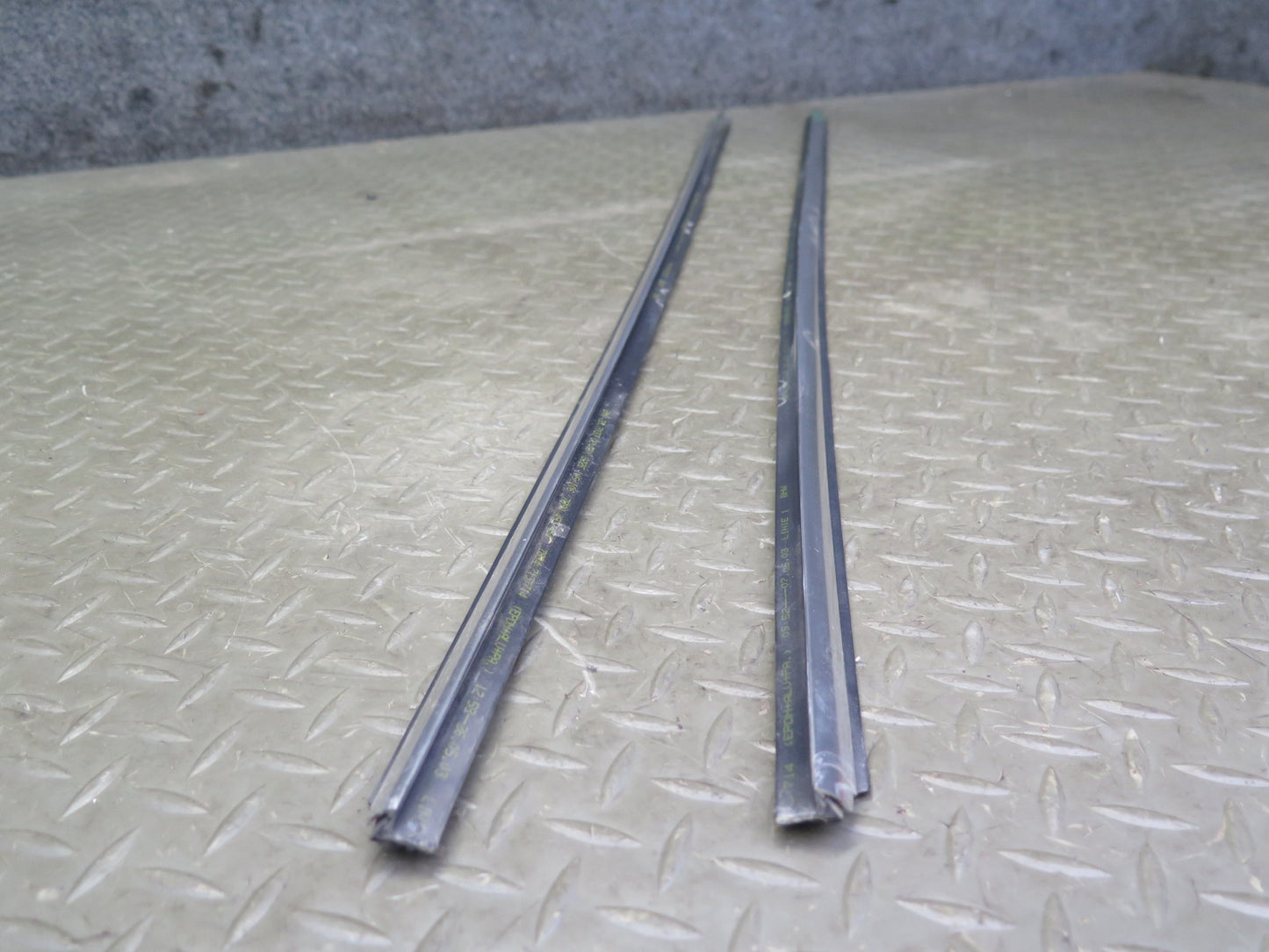 01-06 BMW E46 330ci Convert Set of 2 Door Weatherstrip Molding Trim Chrome OEM