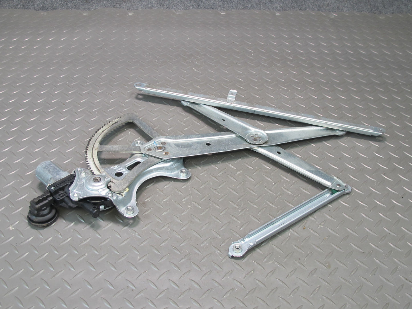 2003-2009 Lexus UZJ120L GX470 Front Left Side Door Window Regulator W/ Motor