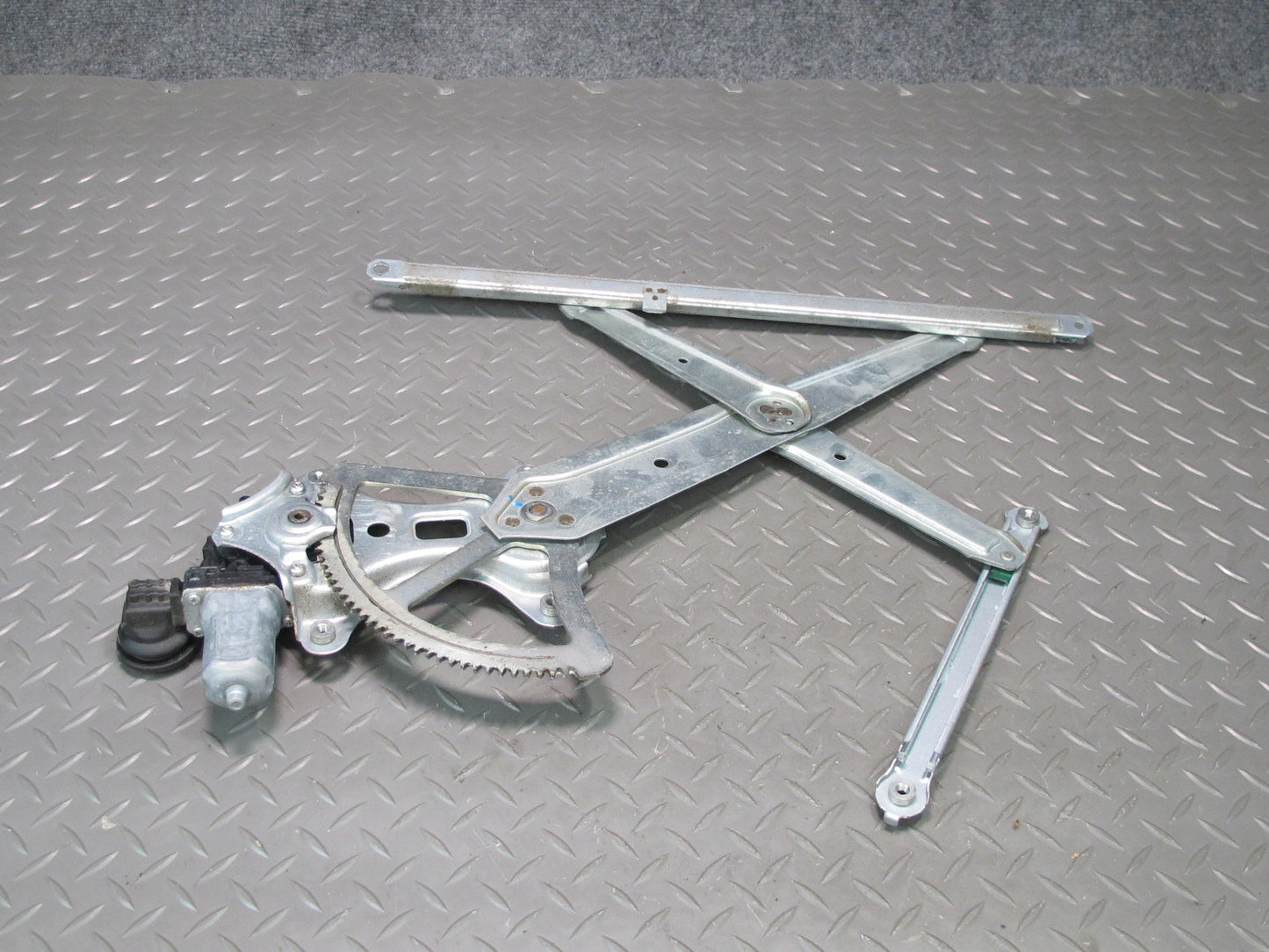 2003-2009 Lexus UZJ120L GX470 Front Right Side Door Window Regulator W/ Motor