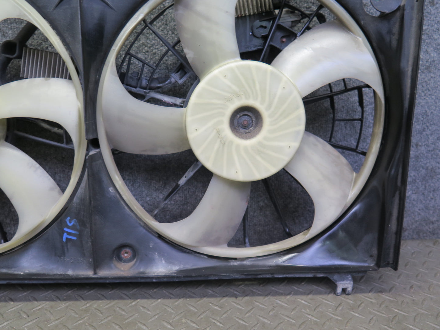 08-14 Lexus USE20L Is-f Engine Motor Cooling Dual Fan w Shroud & Module Assy OEM