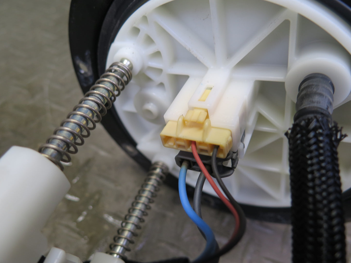 08-14 Lexus USE20L Is-f Fuel Pump Assembly 77020-53141 OEM