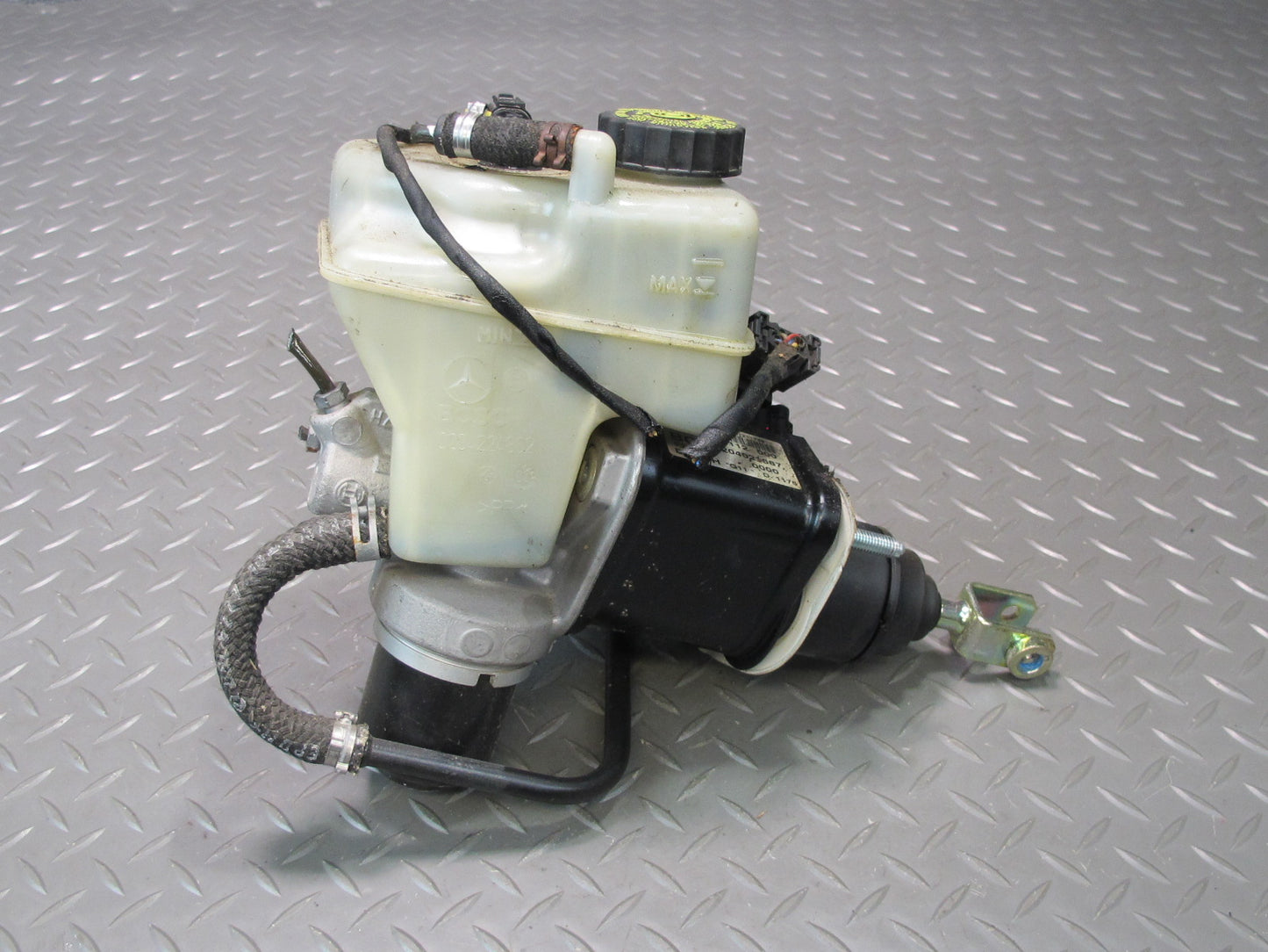 03-08 Mercedes R230 SL500 Brake Master Cylinder Booster w Fluid Reservoir OEM