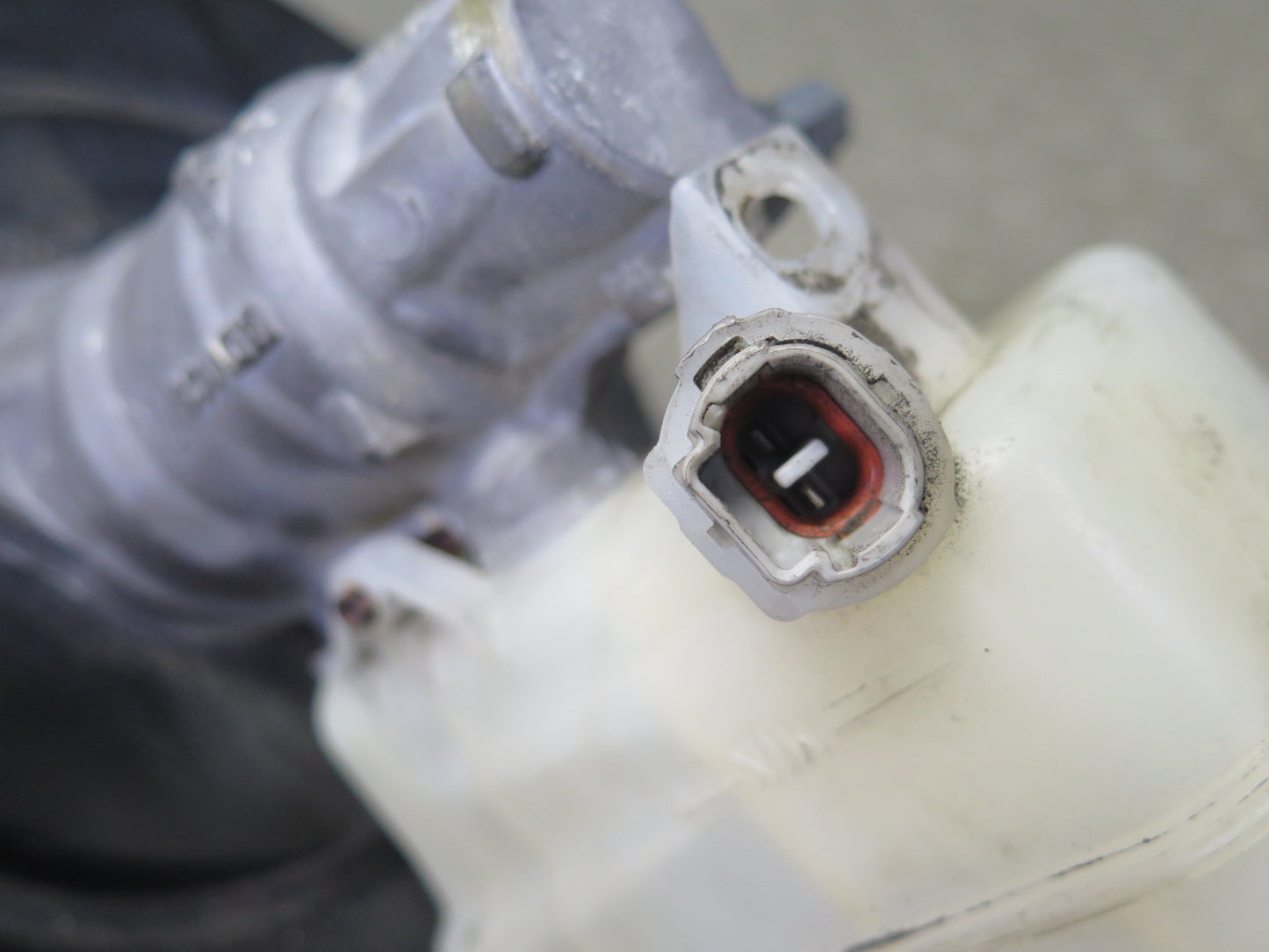 08-14 Lexus USE20L Is-f A/T Brake Master Cylinder Booster Fluid Reservoir OEM