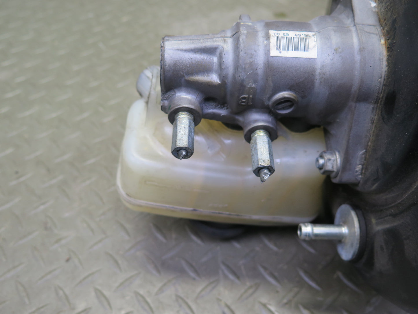 08-14 Lexus USE20L Is-f A/T Brake Master Cylinder Booster Fluid Reservoir OEM