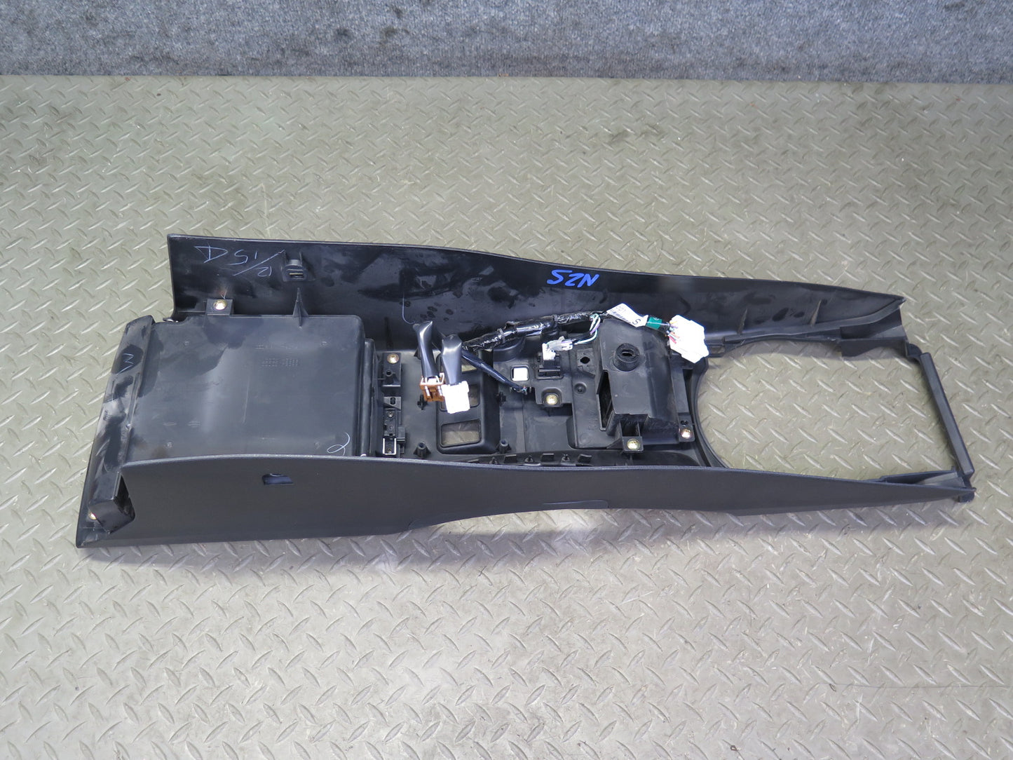 03-09 Nissan Z33 350Z Center Console Trim Cover Panel Black 68924-CD000 OEM