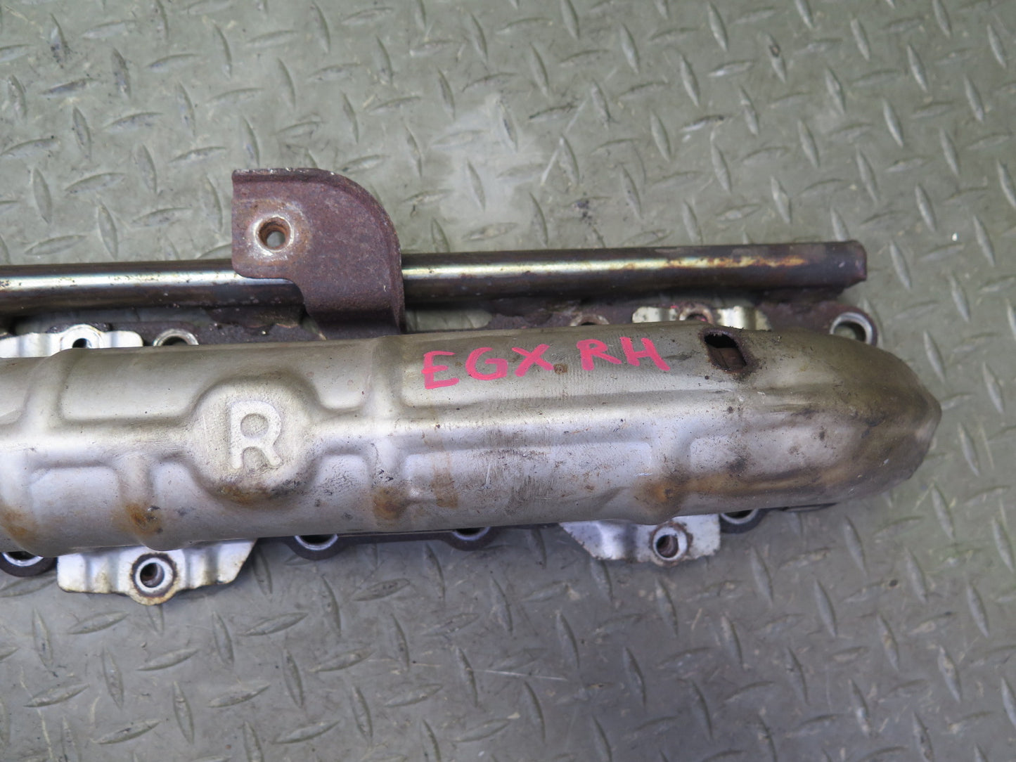 2004-2009 Lexus UZJ120L GX470 4.7L Engine Right Side Exhaust Manifold W/ Shield