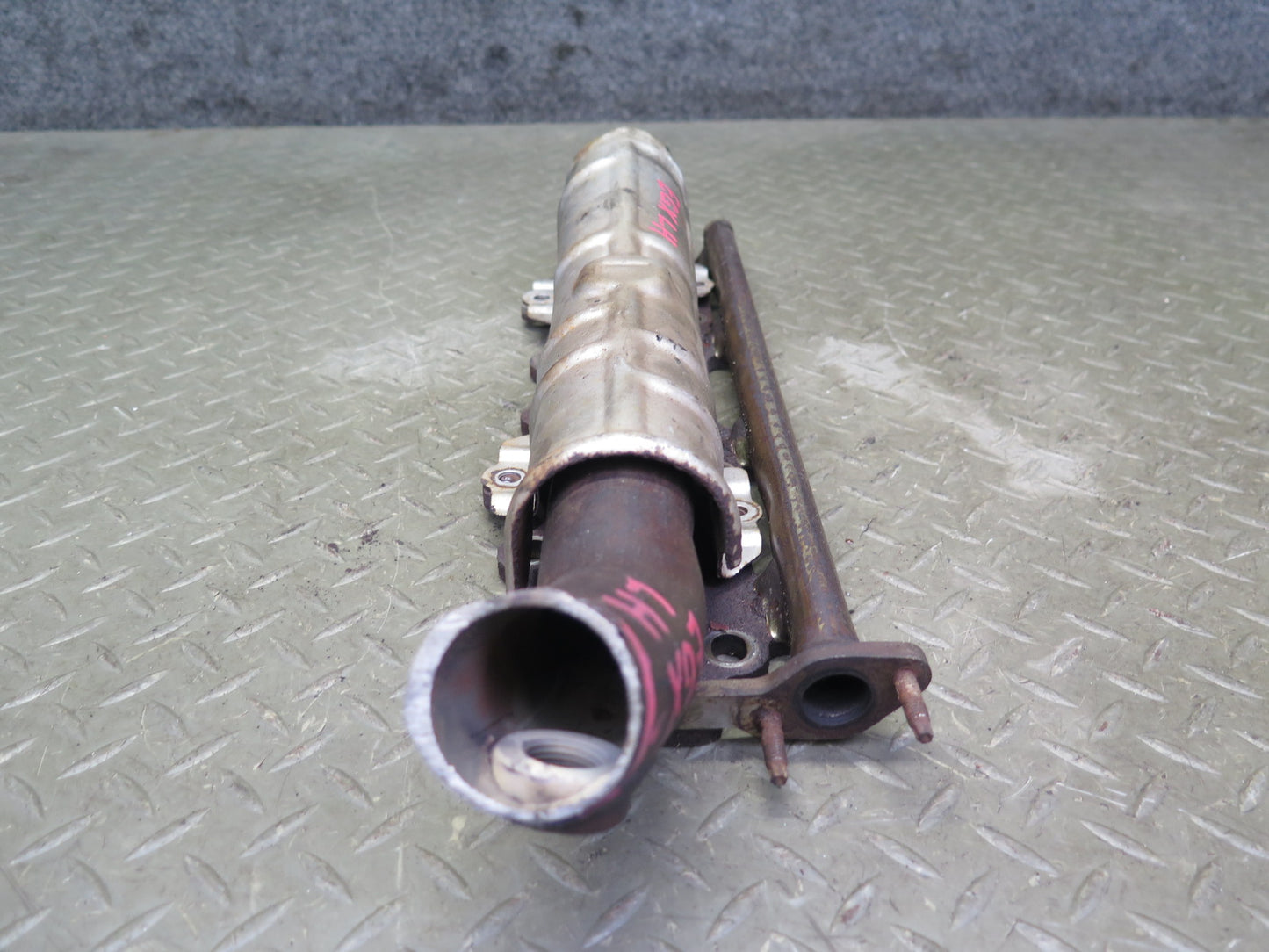 2004-2009 Lexus UZJ120L GX470 4.7L Engine Left Side Exhaust Manifold W/ Shield