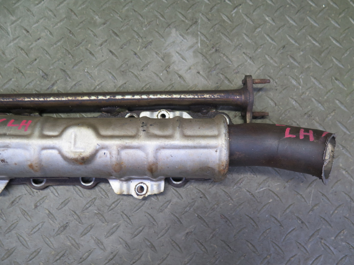 2004-2009 Lexus UZJ120L GX470 4.7L Engine Left Side Exhaust Manifold W/ Shield