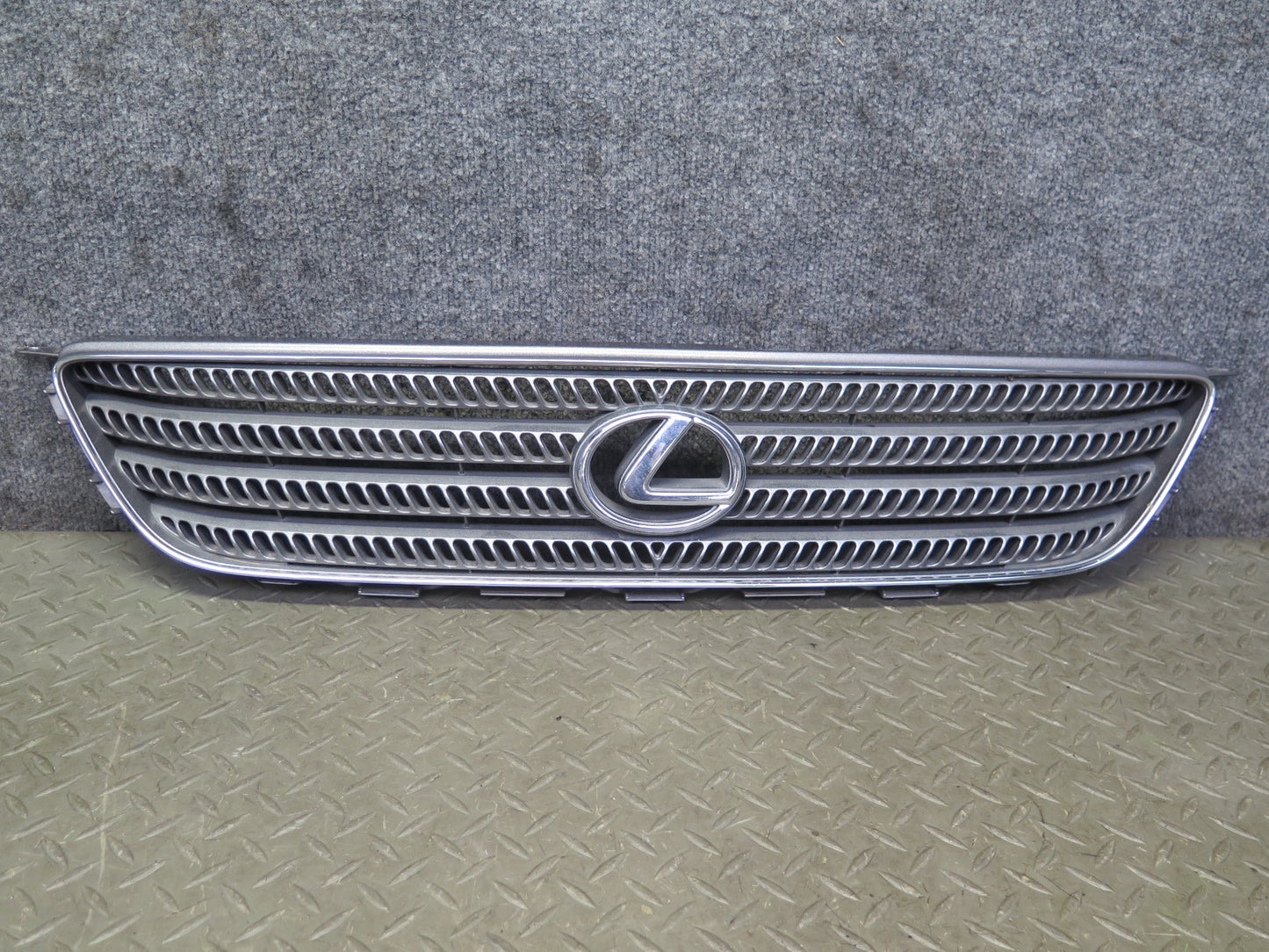 01-05 Lexus JCE10L IS300 Front Hood Chrome Grille w Emblem 53100-53020 OEM