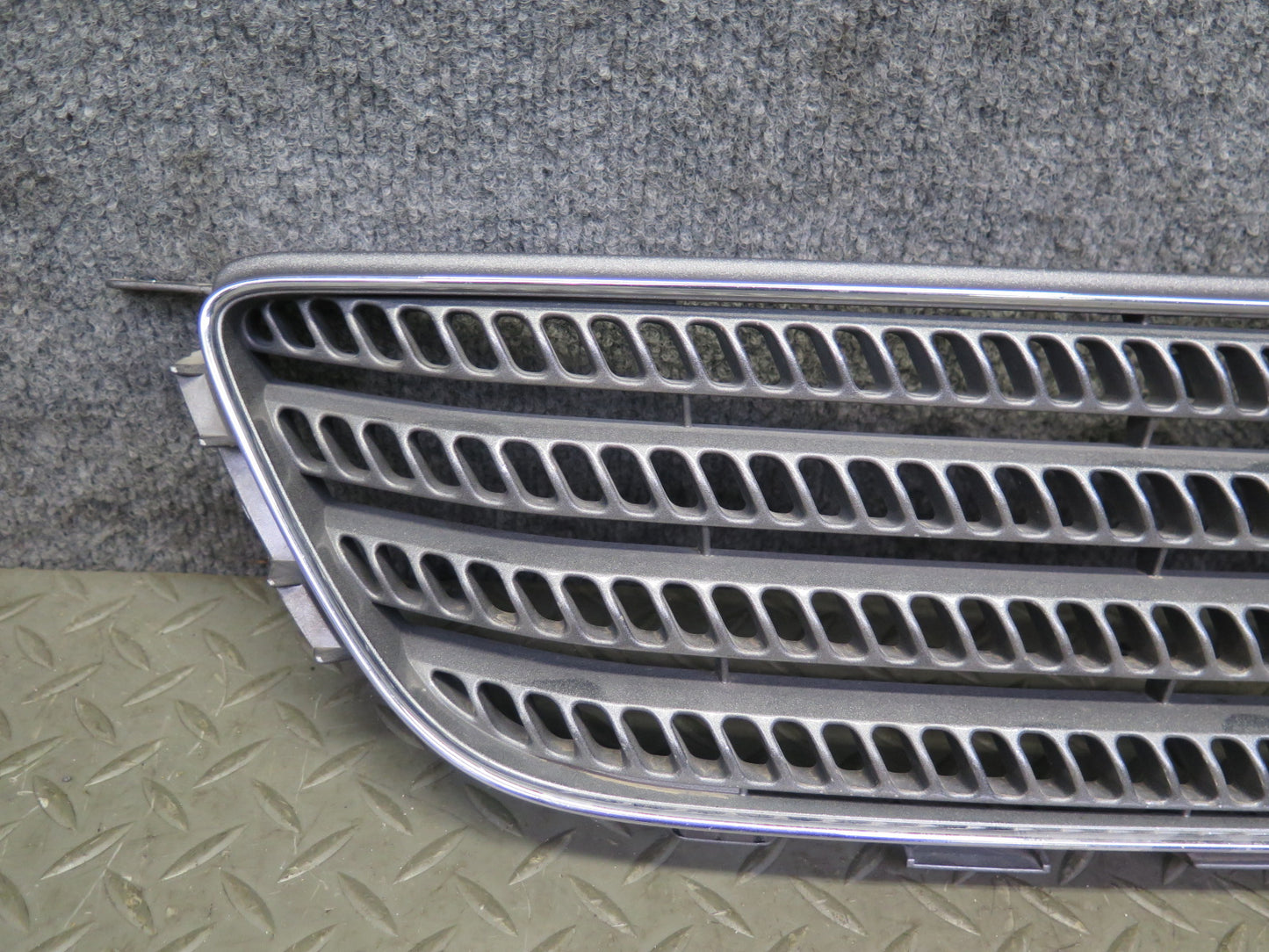 01-05 Lexus JCE10L IS300 Front Hood Chrome Grille w Emblem 53100-53020 OEM