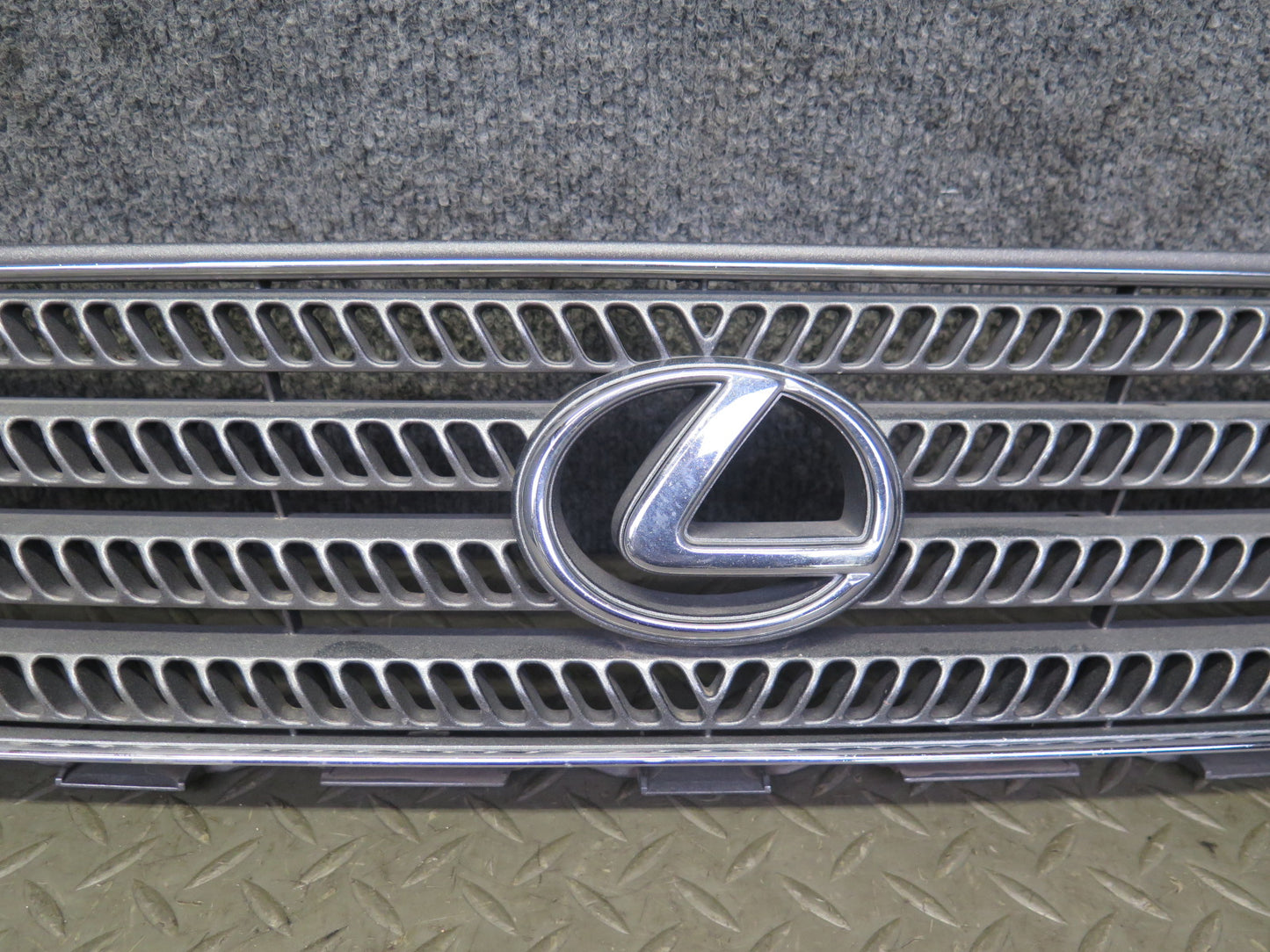 01-05 Lexus JCE10L IS300 Front Hood Chrome Grille w Emblem 53100-53020 OEM