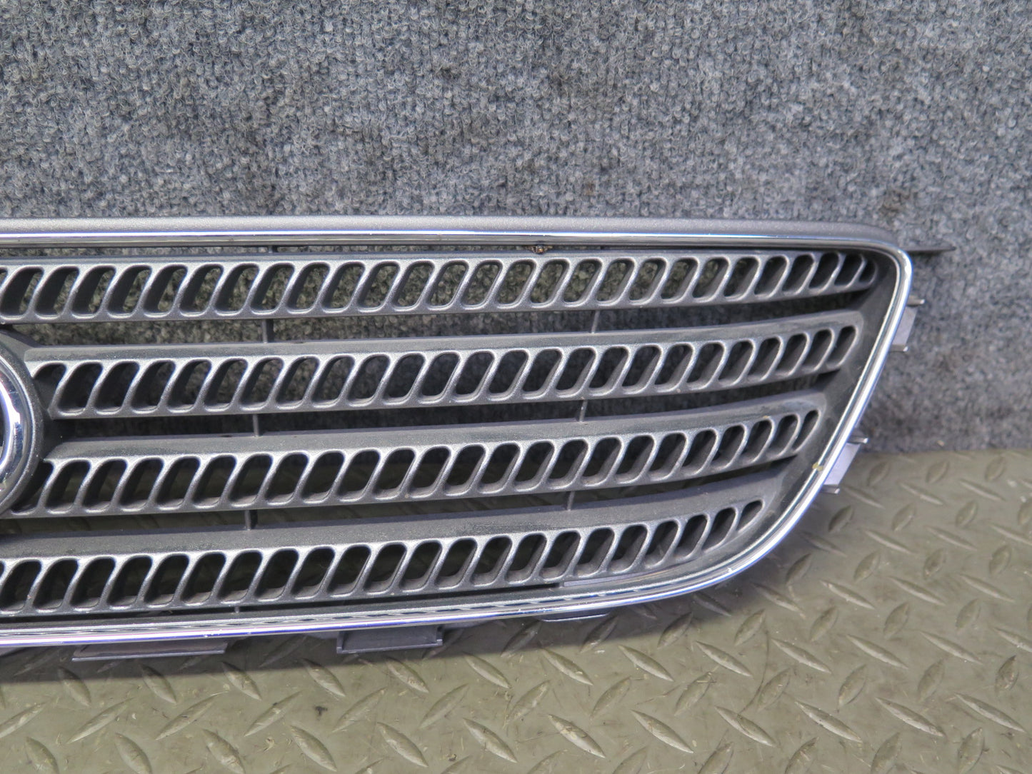 01-05 Lexus JCE10L IS300 Front Hood Chrome Grille w Emblem 53100-53020 OEM