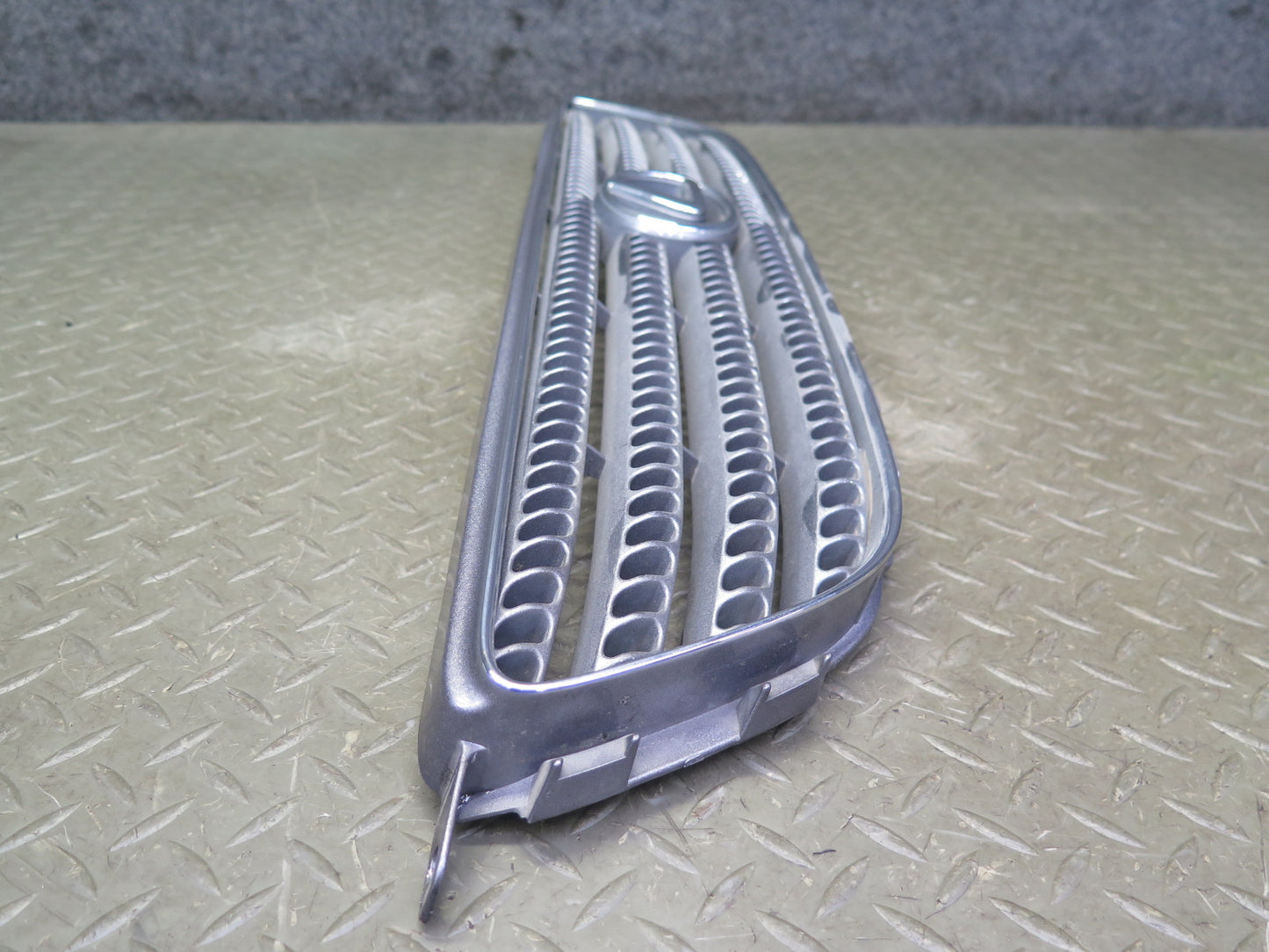 01-05 Lexus JCE10L IS300 Front Hood Chrome Grille w Emblem 53100-53020 OEM