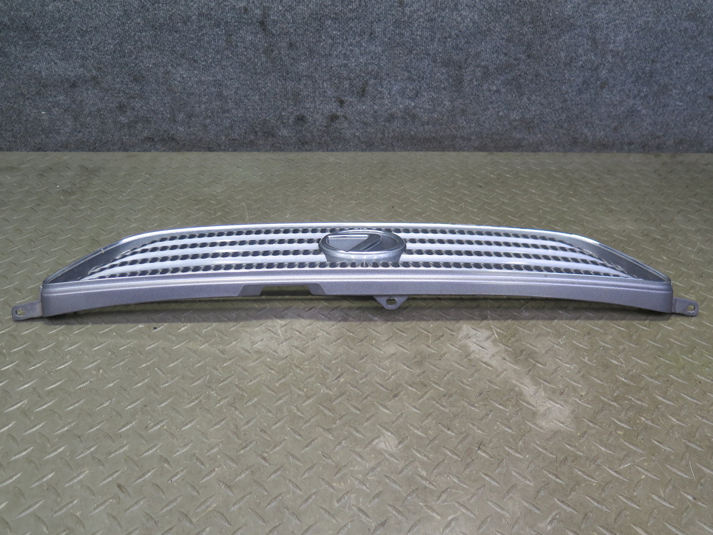 01-05 Lexus JCE10L IS300 Front Hood Chrome Grille w Emblem 53100-53020 OEM