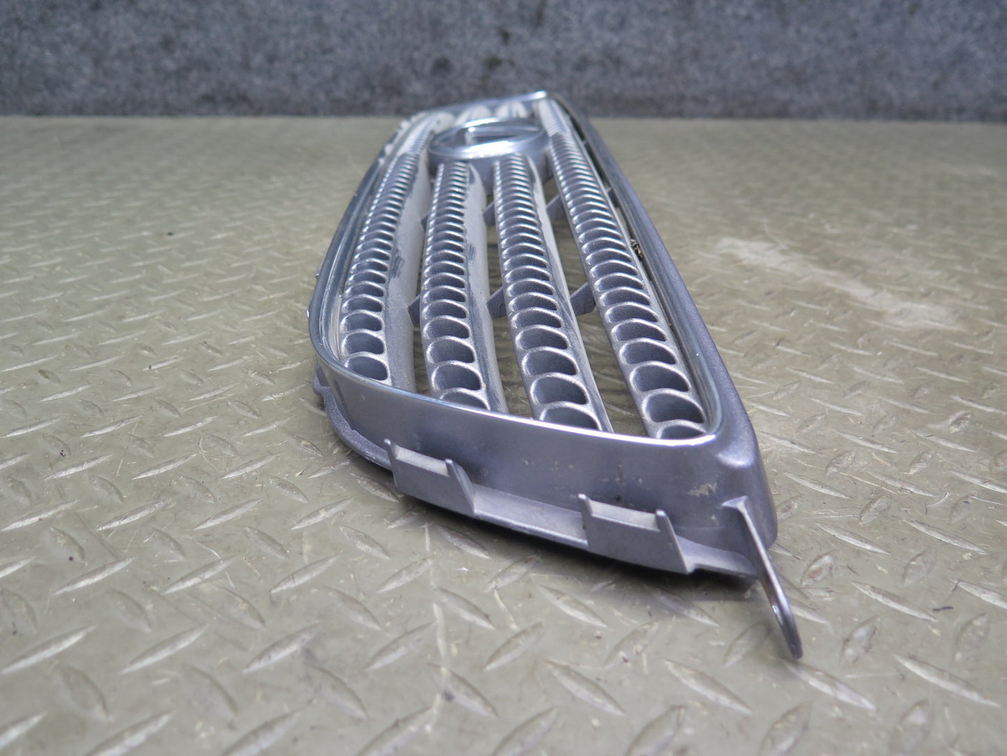 01-05 Lexus JCE10L IS300 Front Hood Chrome Grille w Emblem 53100-53020 OEM