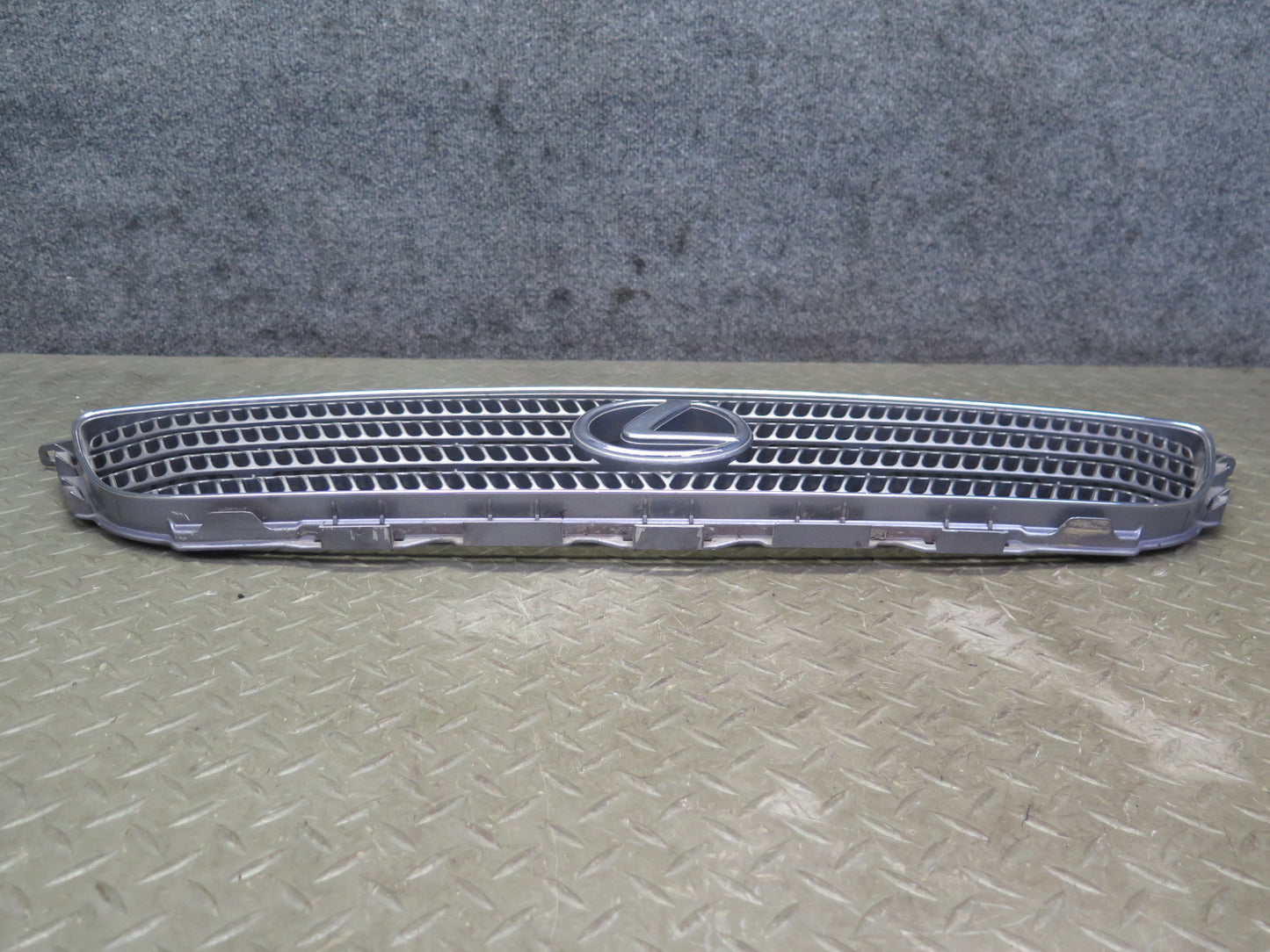 01-05 Lexus JCE10L IS300 Front Hood Chrome Grille w Emblem 53100-53020 OEM