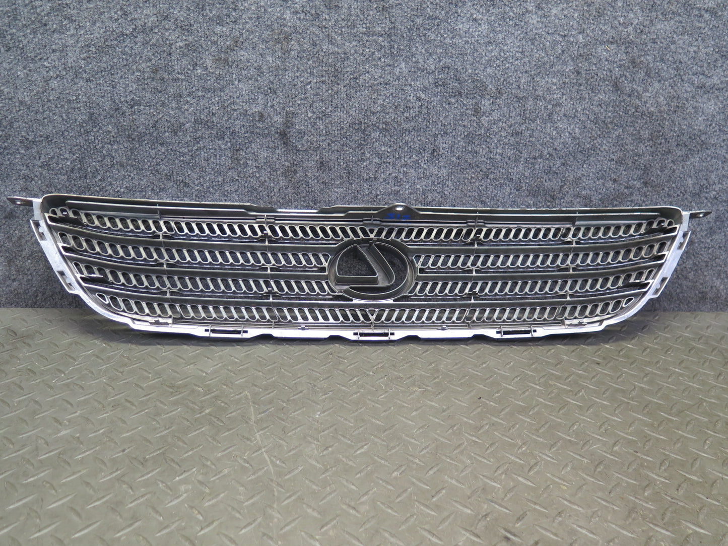 01-05 Lexus JCE10L IS300 Front Hood Chrome Grille w Emblem 53100-53020 OEM