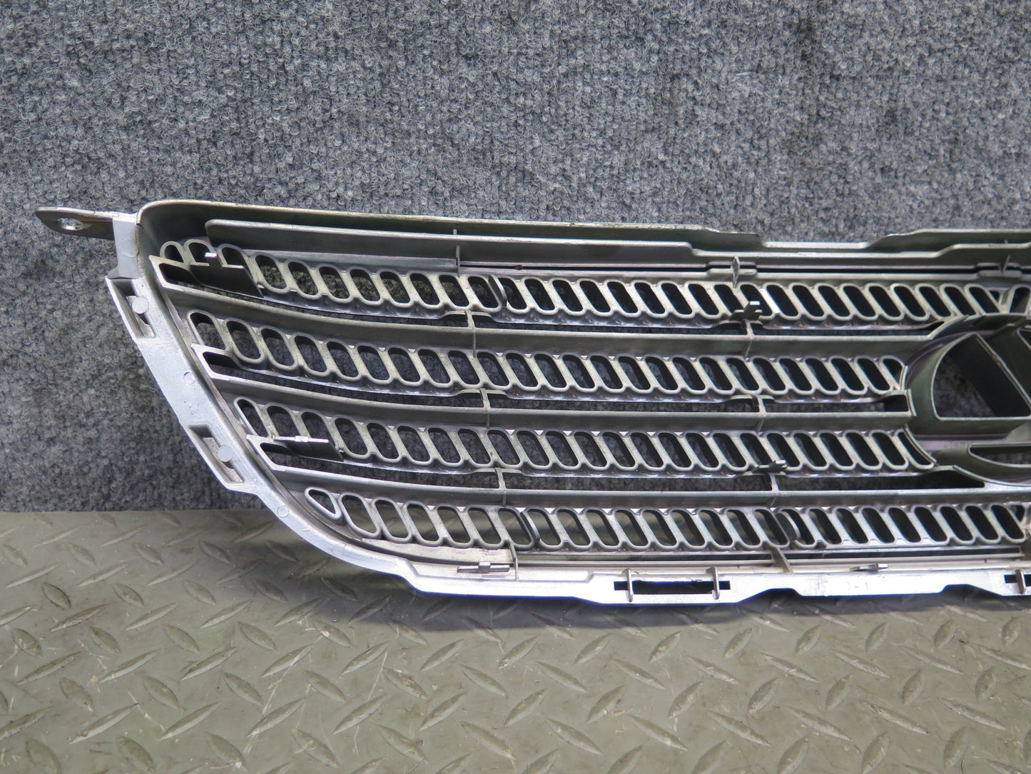 01-05 Lexus JCE10L IS300 Front Hood Chrome Grille w Emblem 53100-53020 OEM