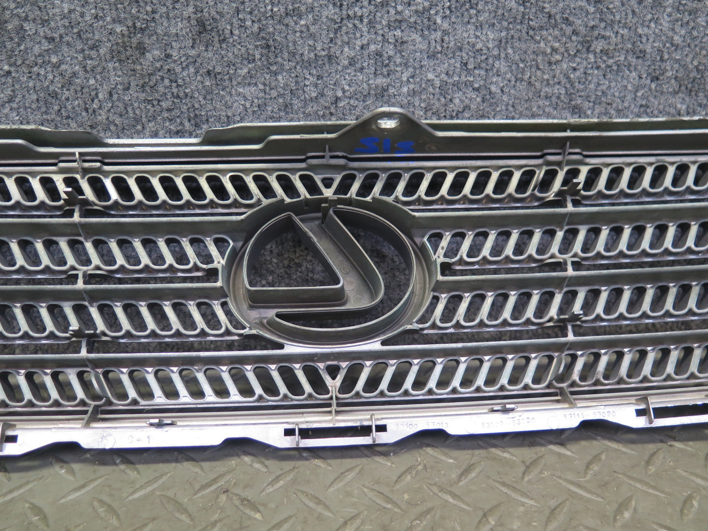 01-05 Lexus JCE10L IS300 Front Hood Chrome Grille w Emblem 53100-53020 OEM